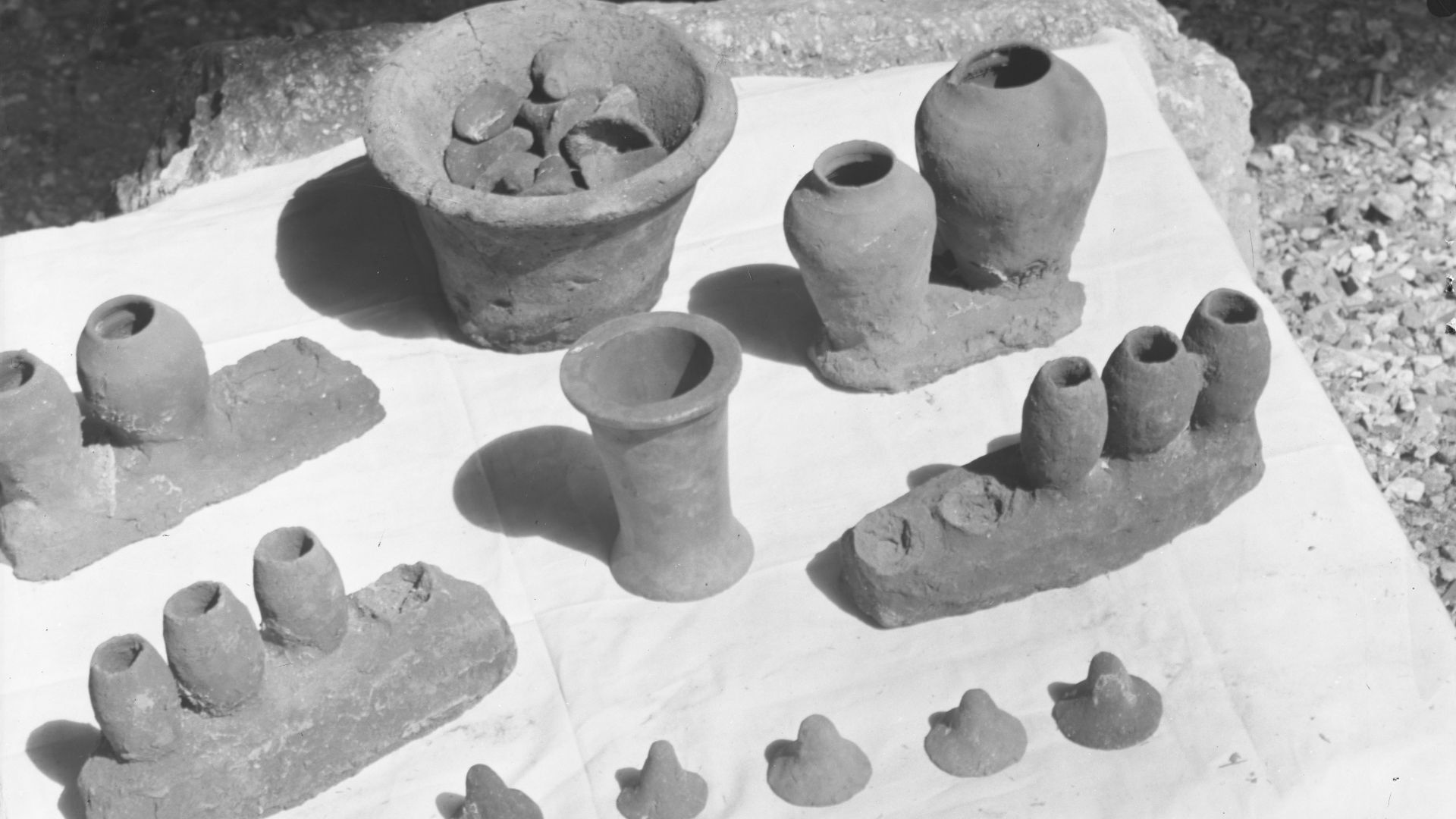 File:Schiaparelli's excavations - Gebelein, Northern hill, Grave goods of the Tomb of the Unknown, 1911, photo 9 of 10 - Archivio fotografico Museo Egizio, Turin B00174.jpg