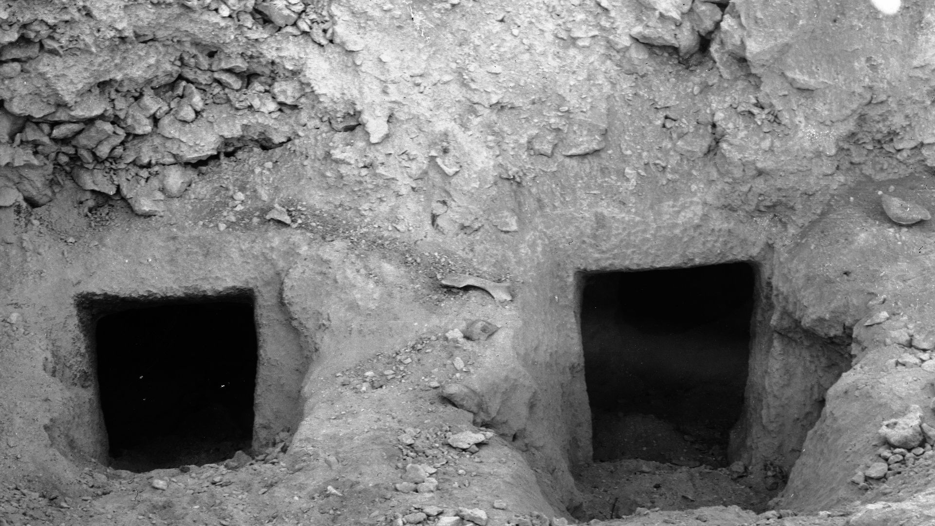 File:Schiaparelli's excavations - Asyut and Deir el-Gebrawi, Rock-cut tombs of Asyut, Excavations in the mountain, 1906-1913, photo 8 of 16 - Archivio fotografico Museo Egizio, Turin C01084.jpg