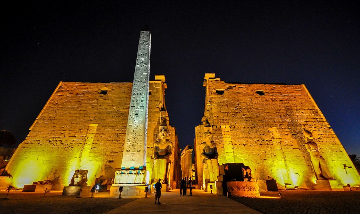 File:The remaining obelisk and the two 25m. statues of Ramses II - The entrance pylon - Luxor Temple (14259635932).jpg