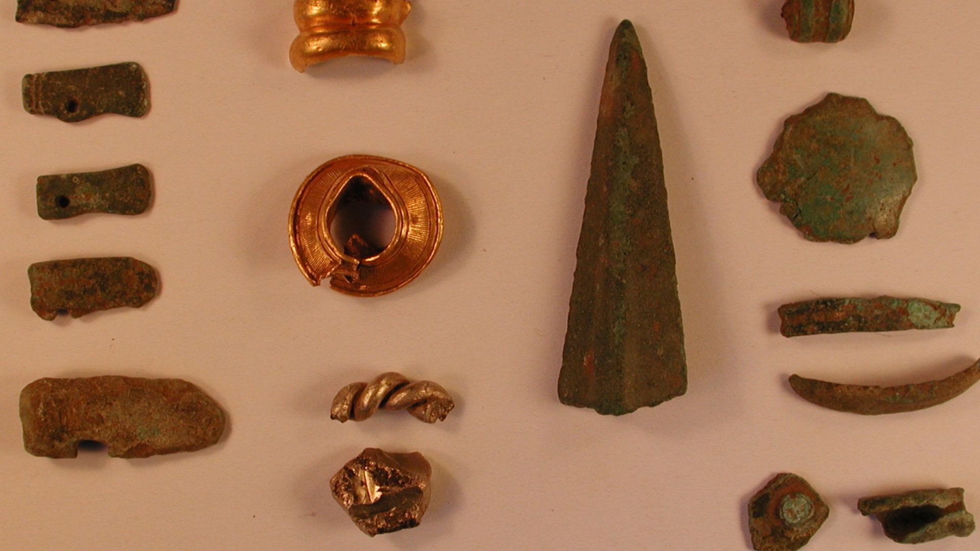 File:Bronze Age and Iron Age objects (FindID 434857).jpg
