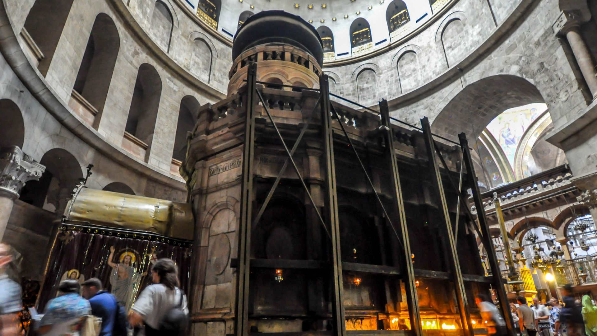 File:Aedicule which supposedly encloses the tomb of Jesus-LR1.jpg