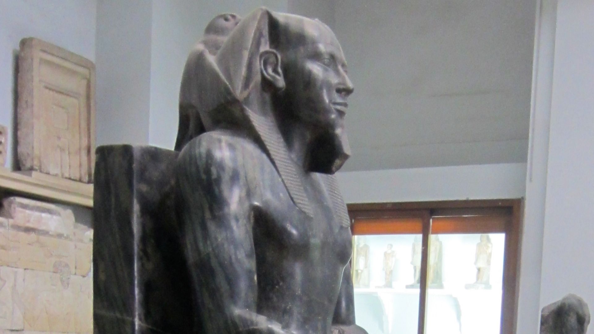 File:Khafre Enthroned, three-quarter view.JPG