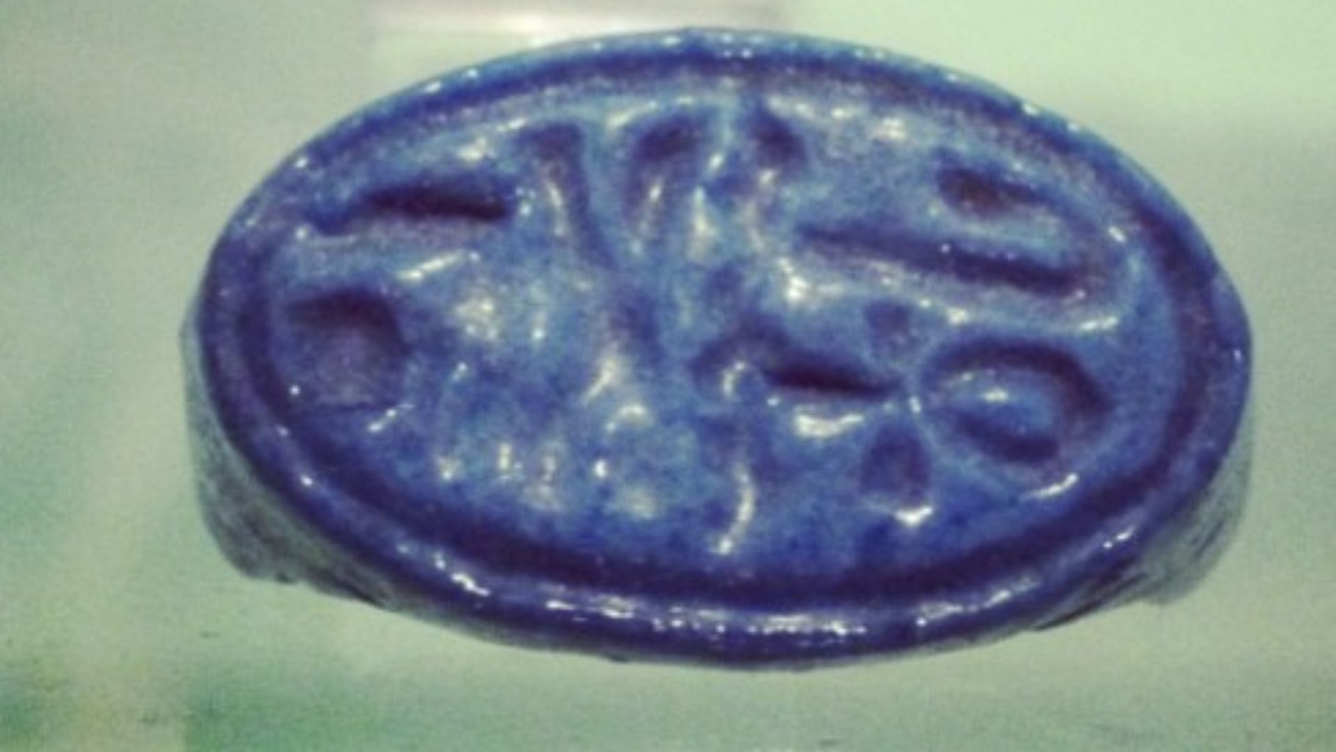 File:Ring Bezel, with the name of Princess Ankhesenpaaten (8594995040).jpg