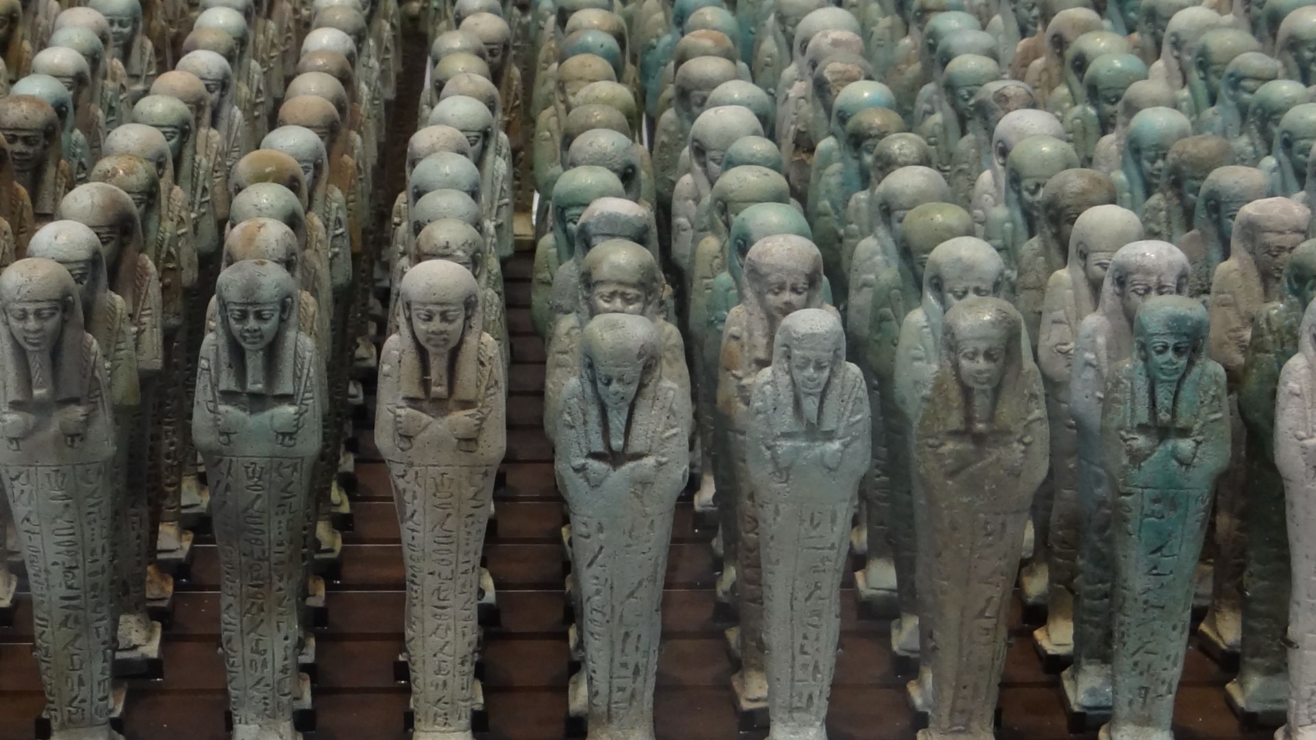File:Menphis - Egypte - 500before JC - Troop of funerary servant figures shabtis in the name of Neferibreheb.JPG