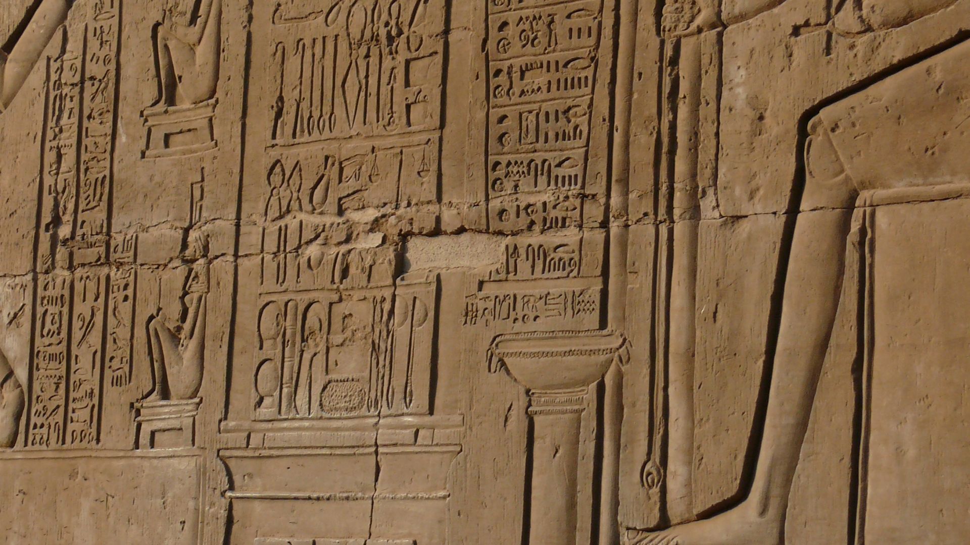 File:Kom Ombo Temple Surgical instruments 02.JPG