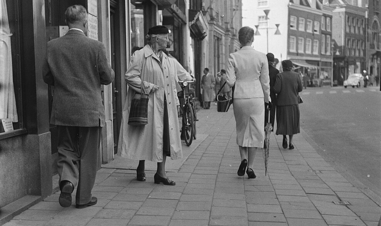 File : Series Lady in white suit . See also 82428 to 35, File number 908-2385.jpg