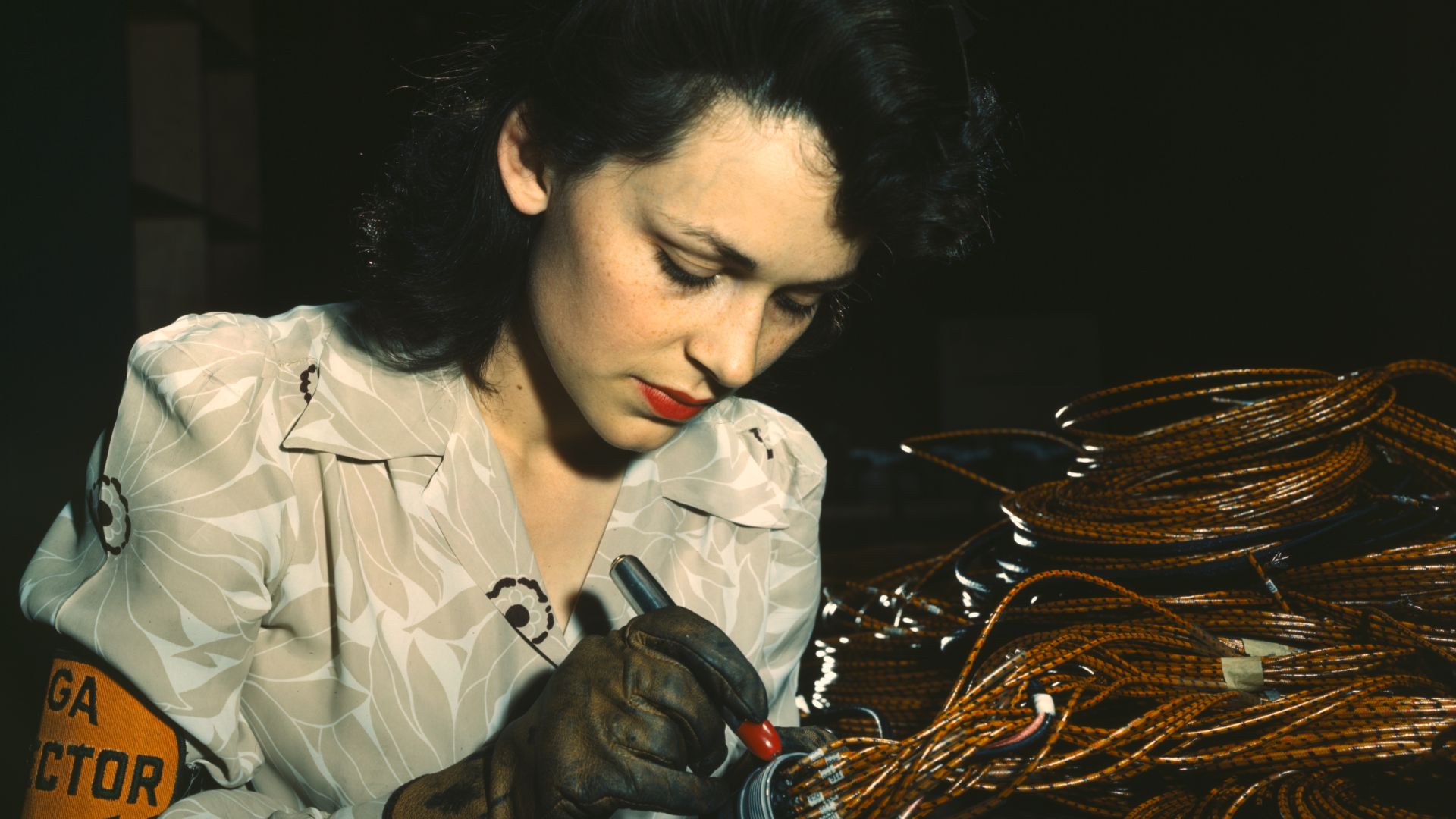 File:World War II woman aircraft worker, Vega Aircraft Corporation, Burbank, California 1942.jpg