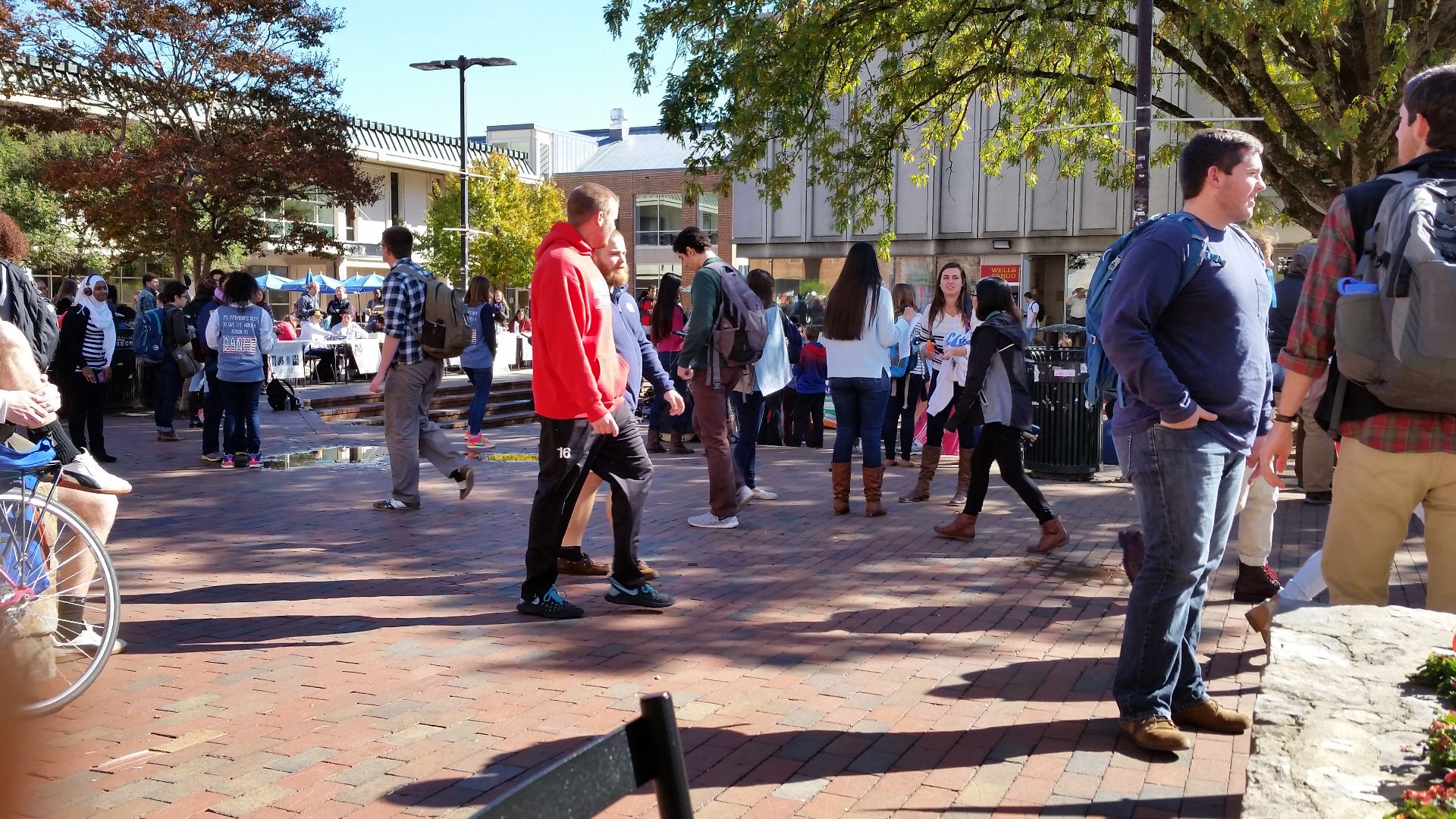 File:Students walking through the pit at the University of North Carolina at Chapel Hill.jpg