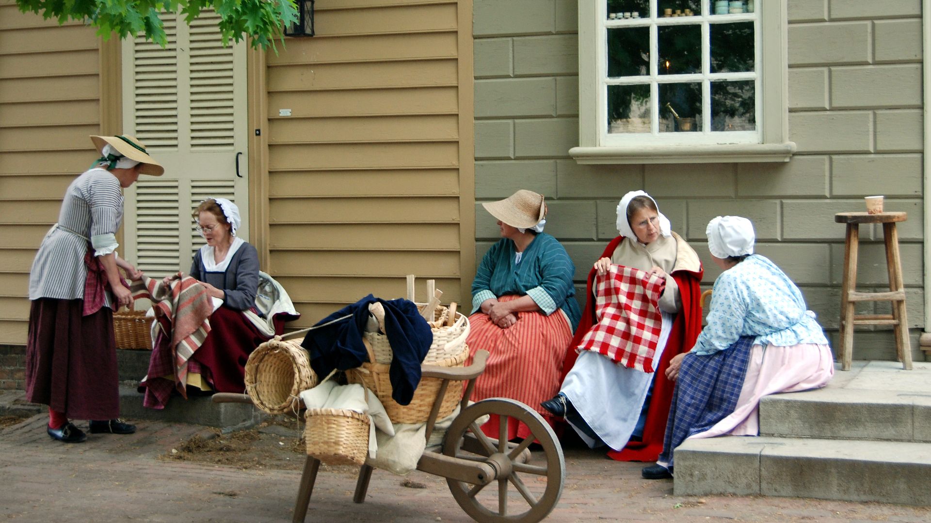 File:Colonial Williamsburg ladies.jpg