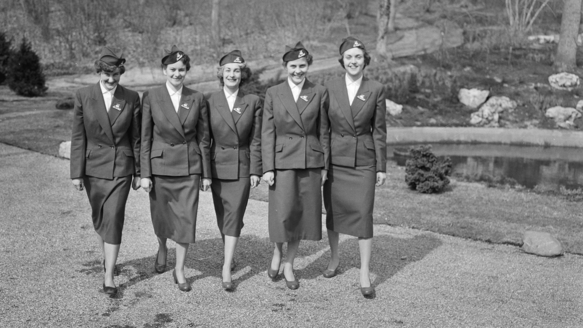 File:Meisjes voor de rondleiding Linnaeushof, Bestanddeelnr 907-6831.jpg