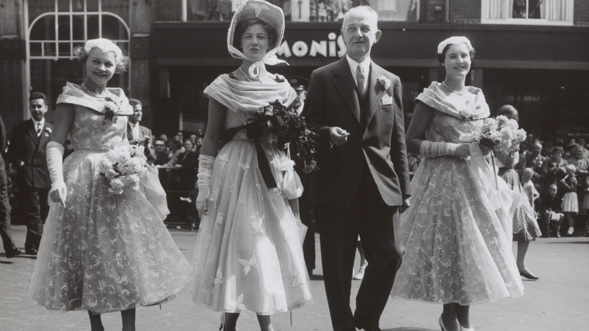 File:Reeks 043-0872, 043-0878 tm 043-0879 intocht bloemenkoningin in Den Haag, Bestanddeelnr 043-0872.jpg