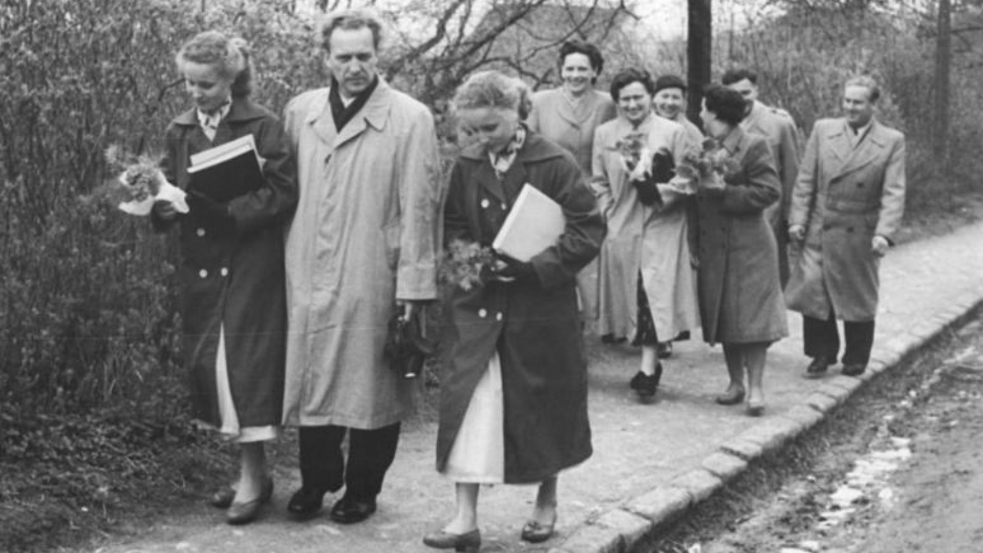 File:Bundesarchiv Bild 183-45197-0004, Beichlingen, Jugendweihe, Heimweg.jpg
