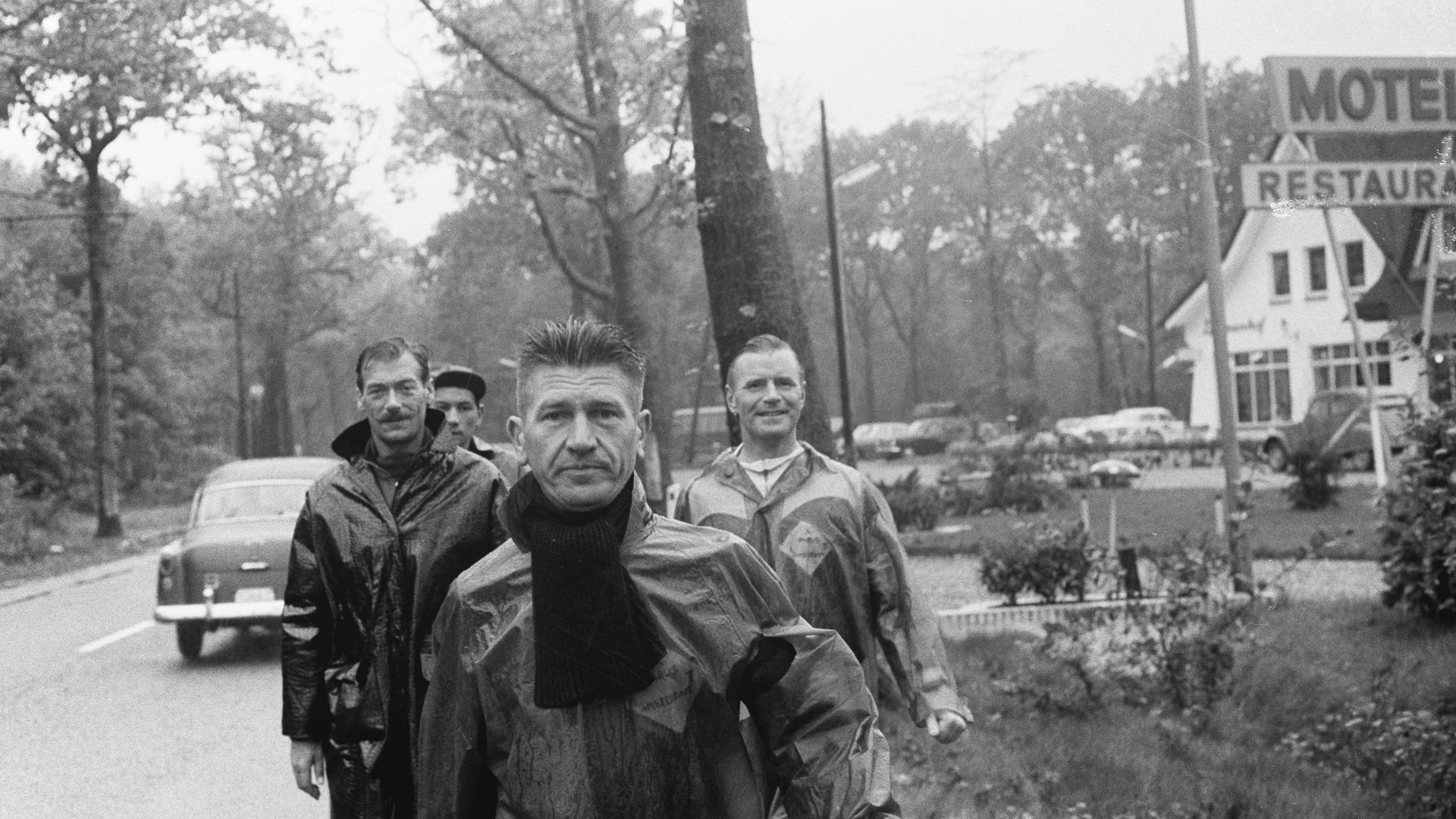 File:Wandelmars Parijs Amsterdam, voorop de Nederlandse kampioen 50 km snelwandelen d, Bestanddeelnr 917-0113.jpg