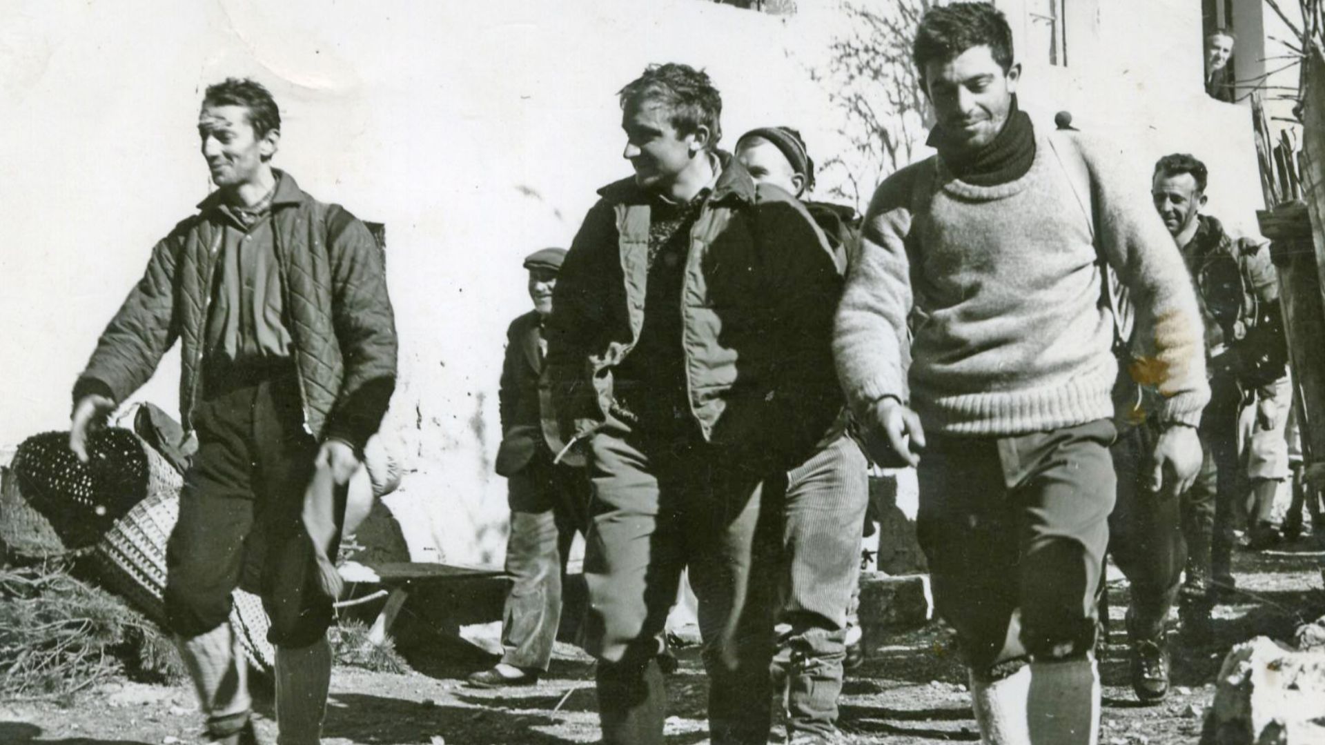 File:Ronchi, Redaelli, Sorgato al riento dopo la conquista della Cima Su Alto 1962.jpg