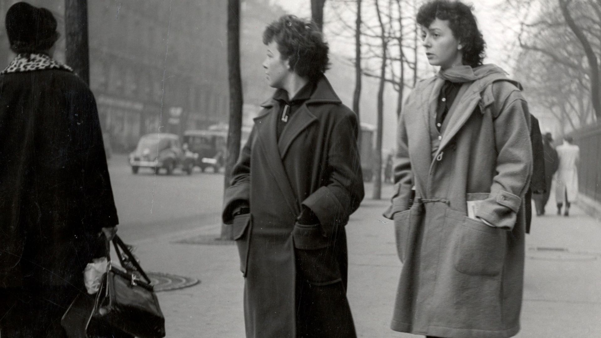 File:Twee Parisiennes (moeder,dochter), wandelen op een Parijse boulevard, SFA003012710.jpg