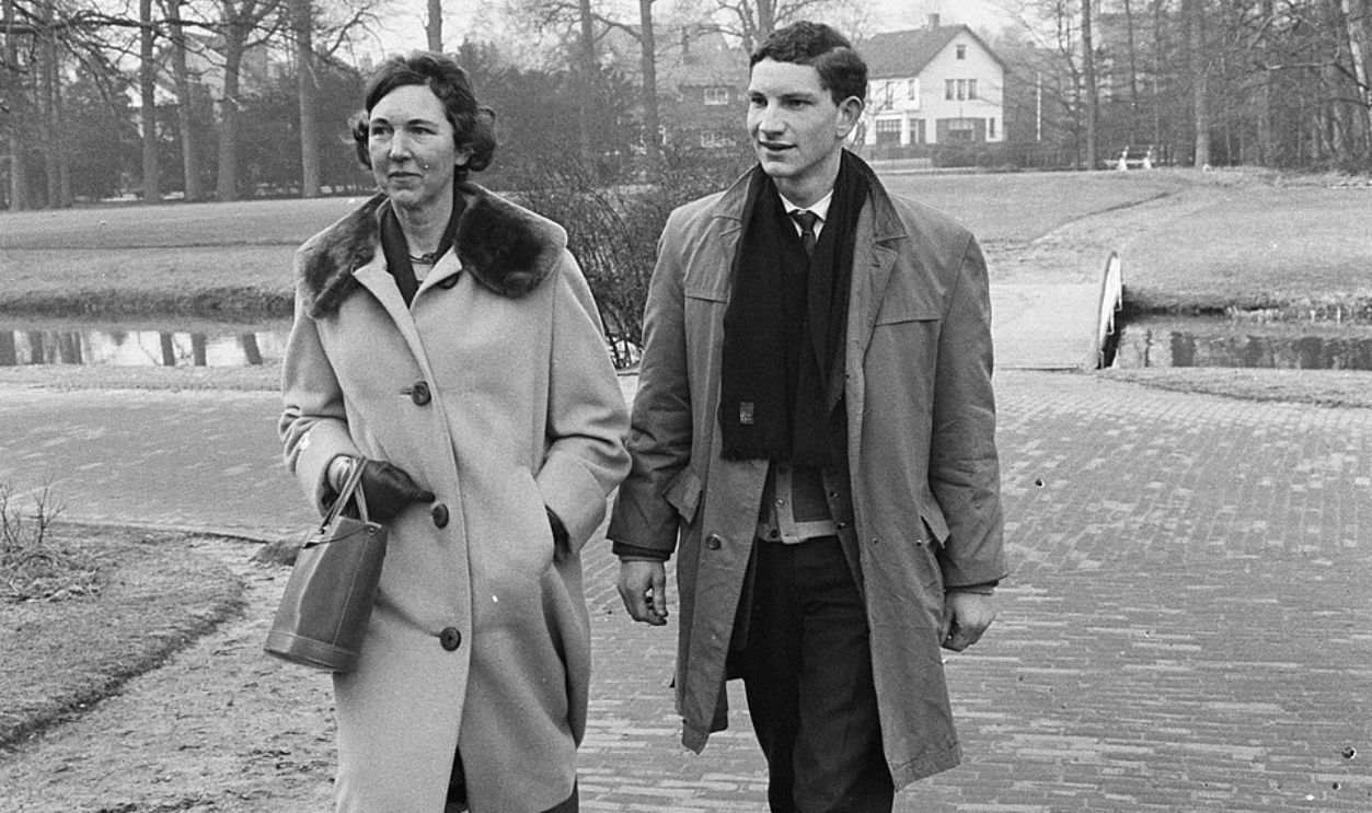 File : Van der Putten case. Mrs. Aernout and son, File number 913-6832.jpg