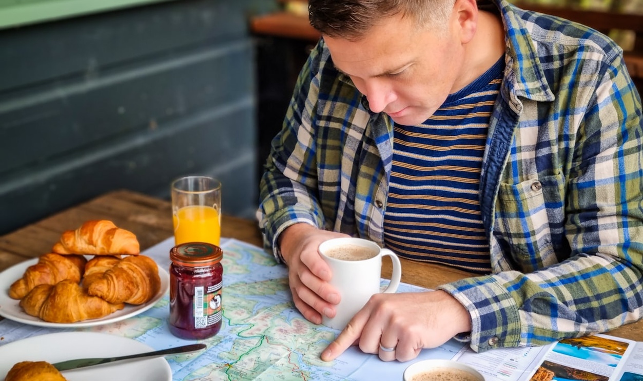 Travel Guide App Or Offline Map