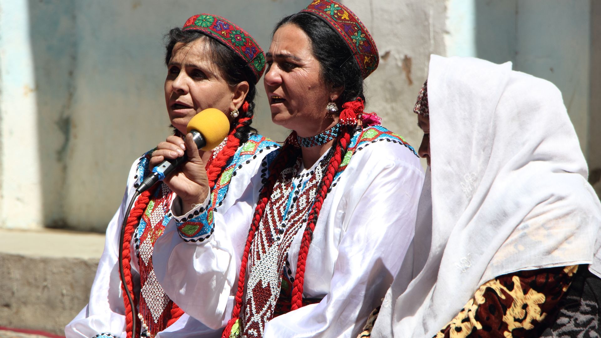File:Folk singers in Ishkashim.jpg