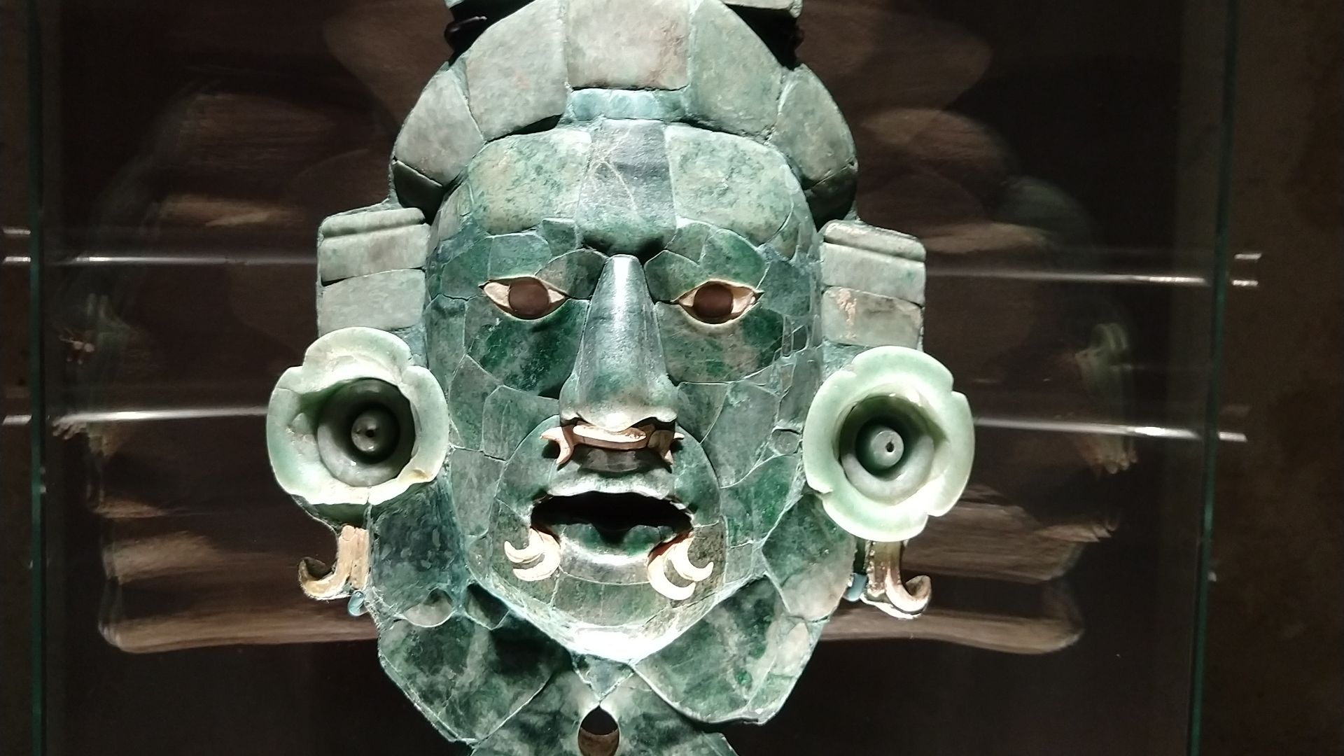 File:Jade Mask 660-750 AD found in tomb of Ruler laying by him when excavated in 1984.jpg