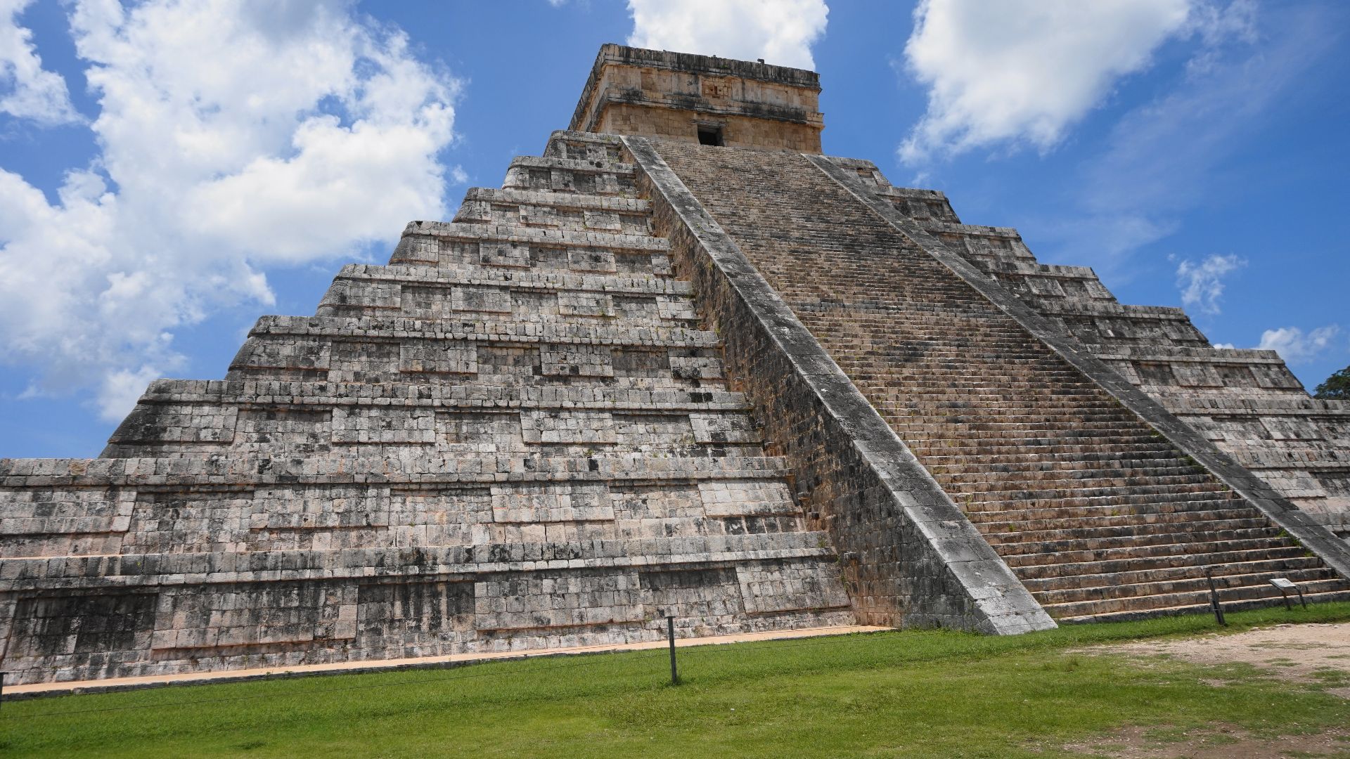 File:Mayan Temple in Chichen Itza.jpg