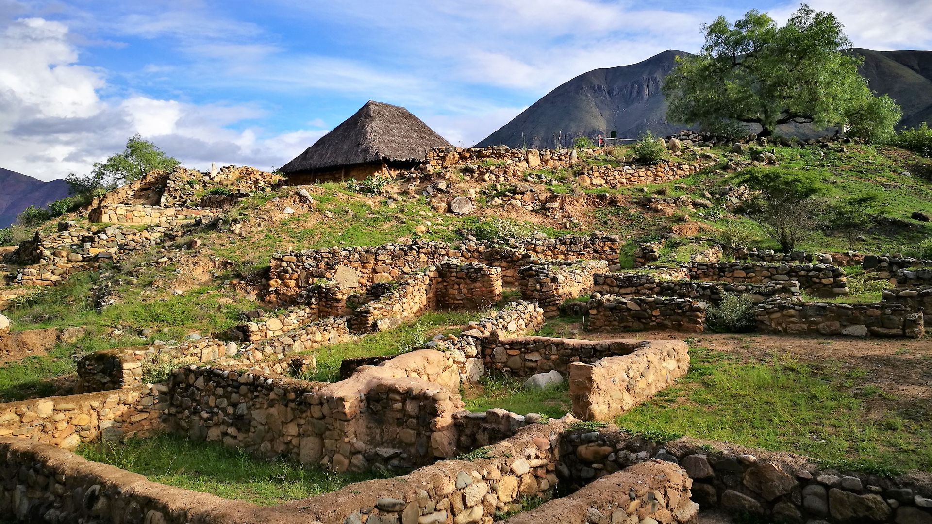 File:Templo Blanco de Kotosh amb l'edifici del Templo de las Manos darrera06.jpg