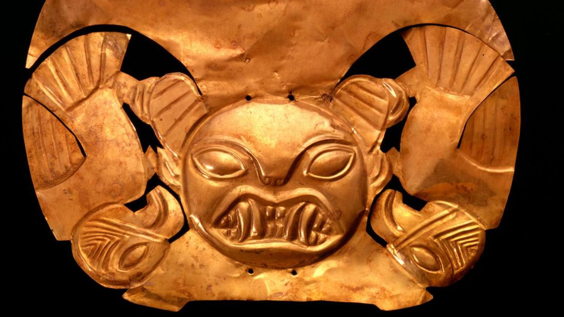 File:Mochica headdress Larco museum.jpg