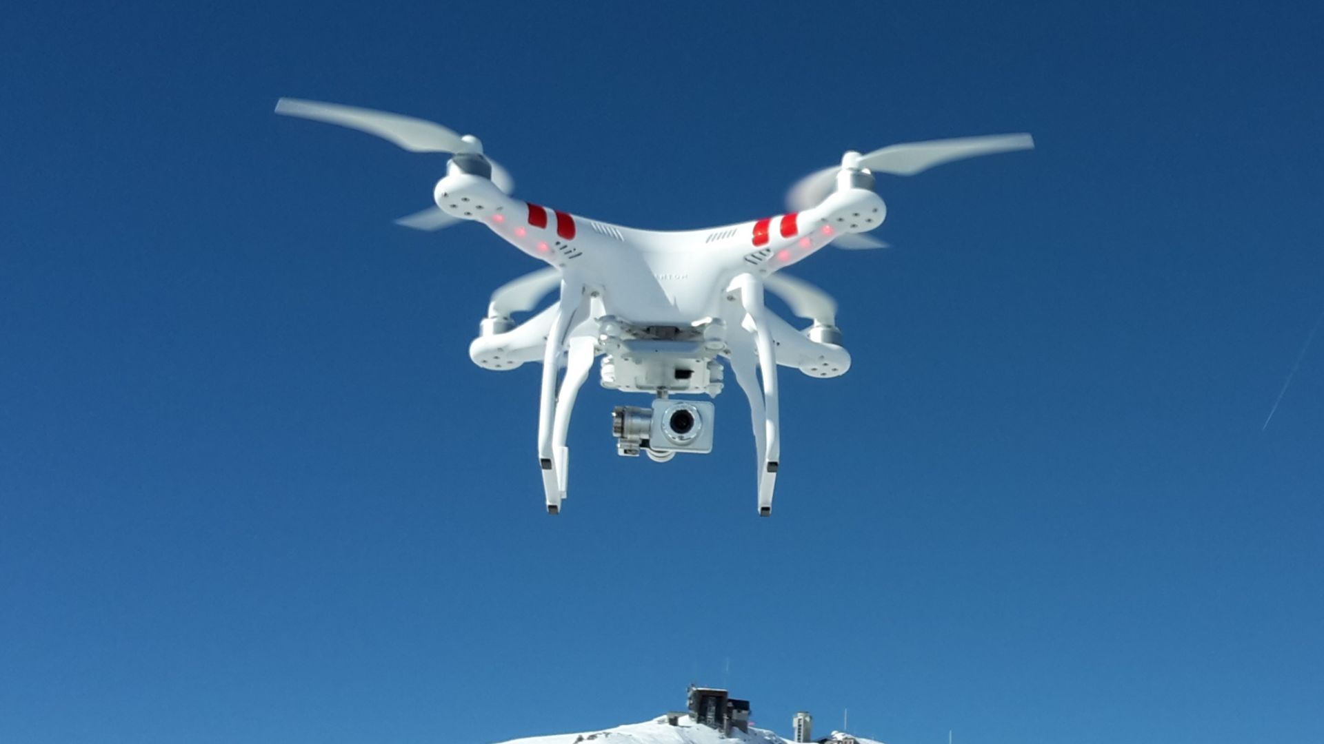File:DJI Phantom 2 Vision+ V3 hovering over Weissfluhjoch (cropped).jpg
