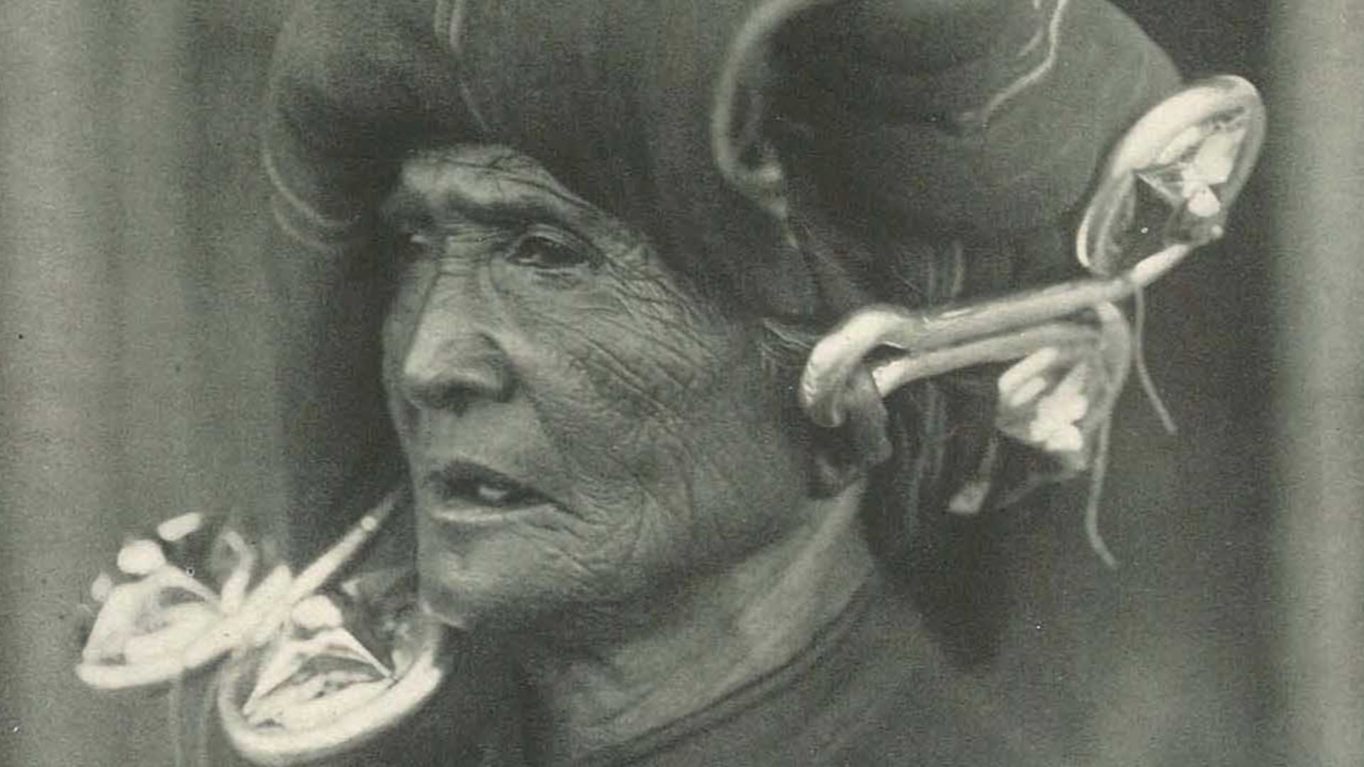 File:Batak woman, Wanita di Indonesia p21 (Kon Paketvaart Mij).jpg