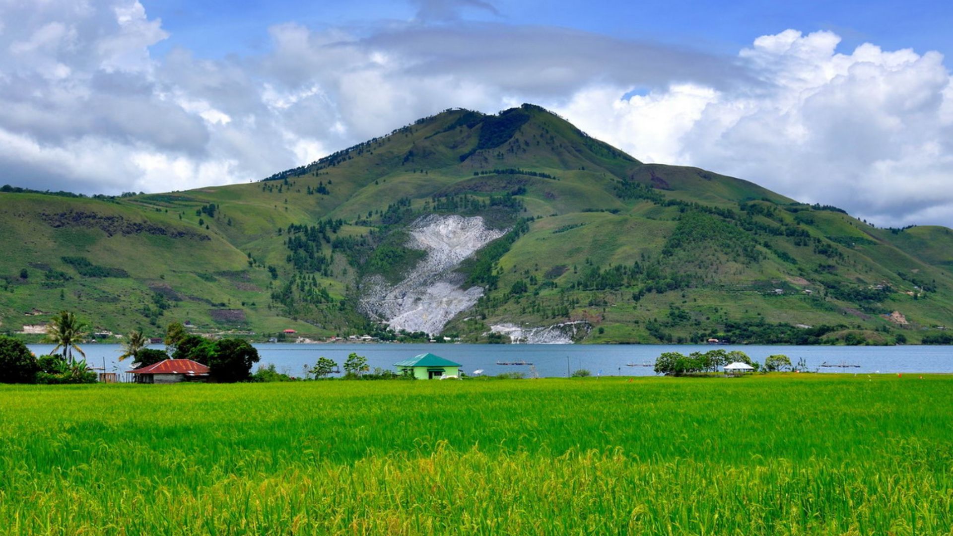 File:Pusuk Buhit.jpg