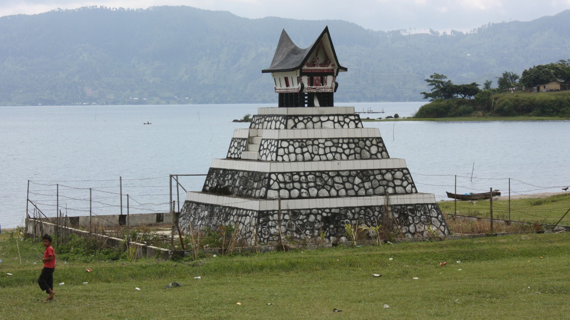 File:Lake Toba, tomb (6932223815).jpg