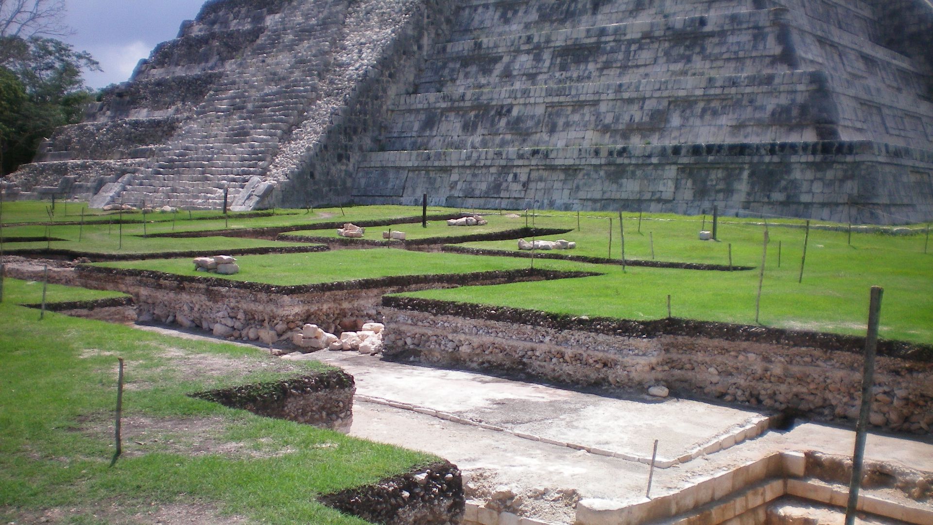 File:2009 excavation ChichenItza.JPG