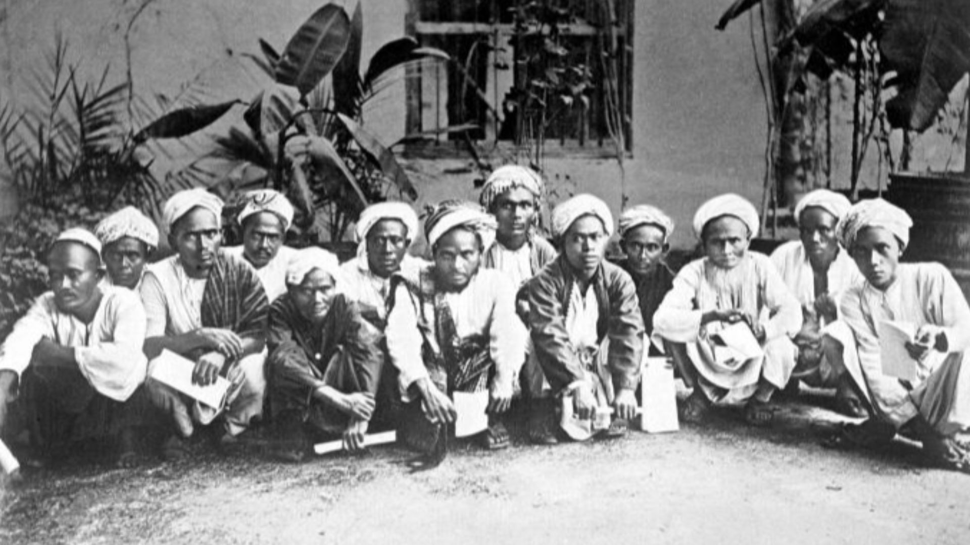 File:COLLECTIE TROPENMUSEUM Mekkagangers uit Mandeling Sumatra in het Nederlandse Consulaat in Jeddah Saoedi Arabië TMnr 10001258.jpg