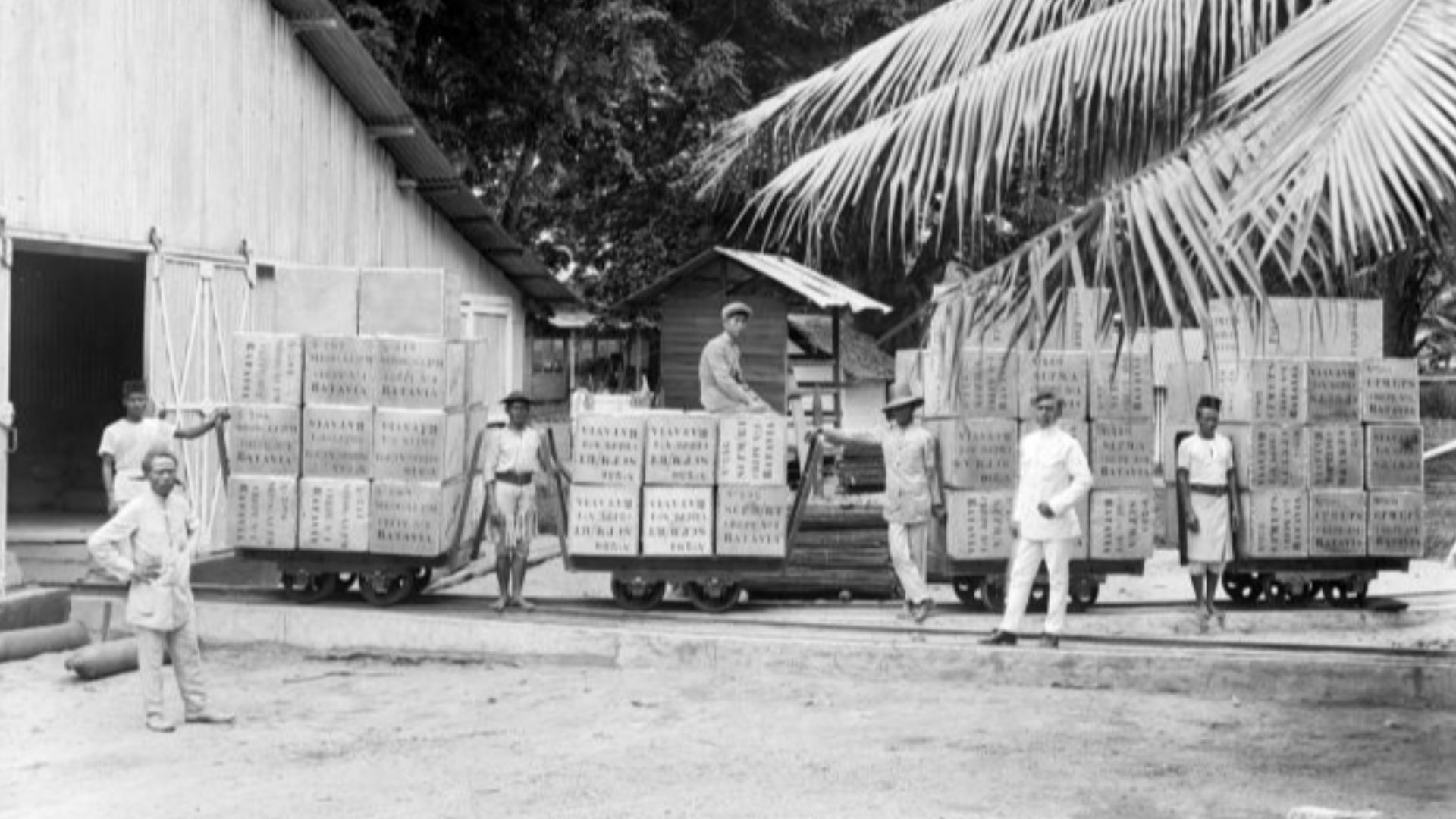 File:COLLECTIE TROPENMUSEUM Vervoer van kisten rubber per spoor bij een pakhuis van de cultuurmaatschappij in Tapanoeli te Siboga TMnr 10012947.jpg