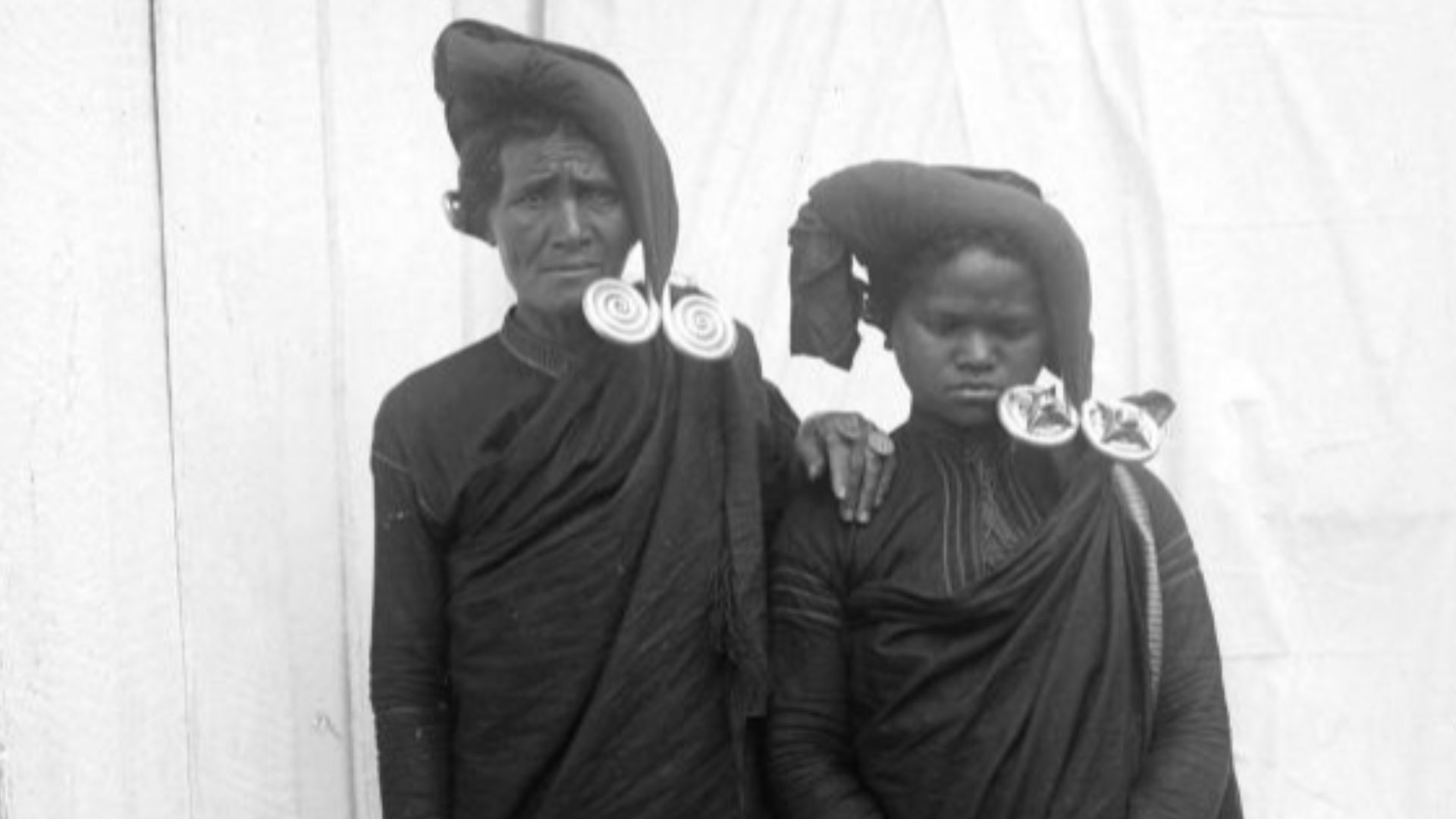 File:COLLECTIE TROPENMUSEUM 'Een vrouw van Sembiring (de langste) en een van Batak afkomst met oorijzers (padoengs) de laatste is typisch voor de Karovlakte Noord-Sumtra' TMnr 10005400.jpg