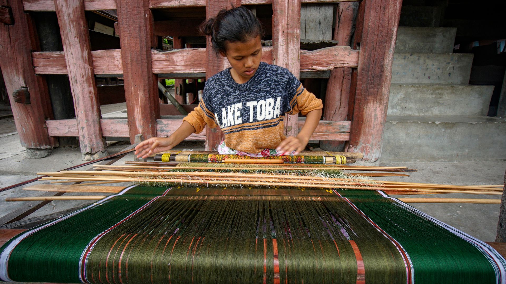 File:Tenun Ulos Batak Pulau Samosir.jpg
