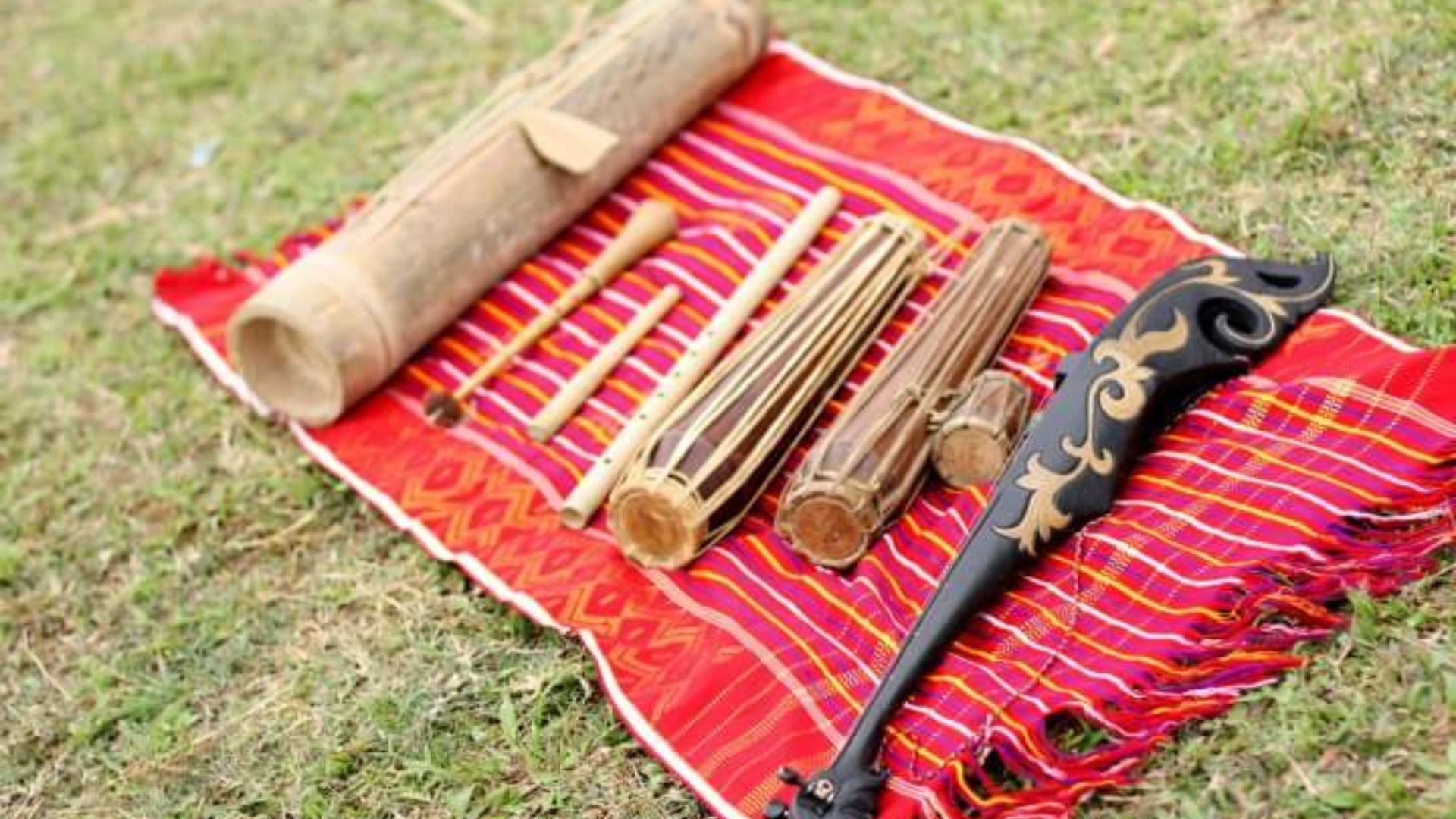 File:Alat musik tradisional karo.jpg