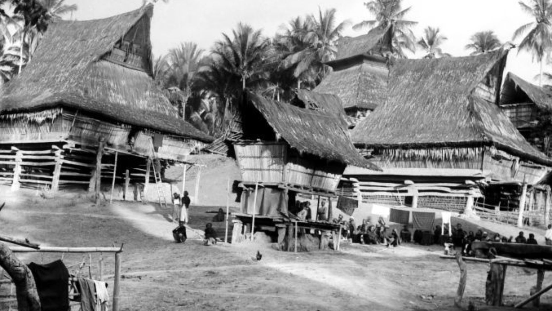 File:COLLECTIE TROPENMUSEUM Een Karo Batak dorp TMnr 10017416.jpg