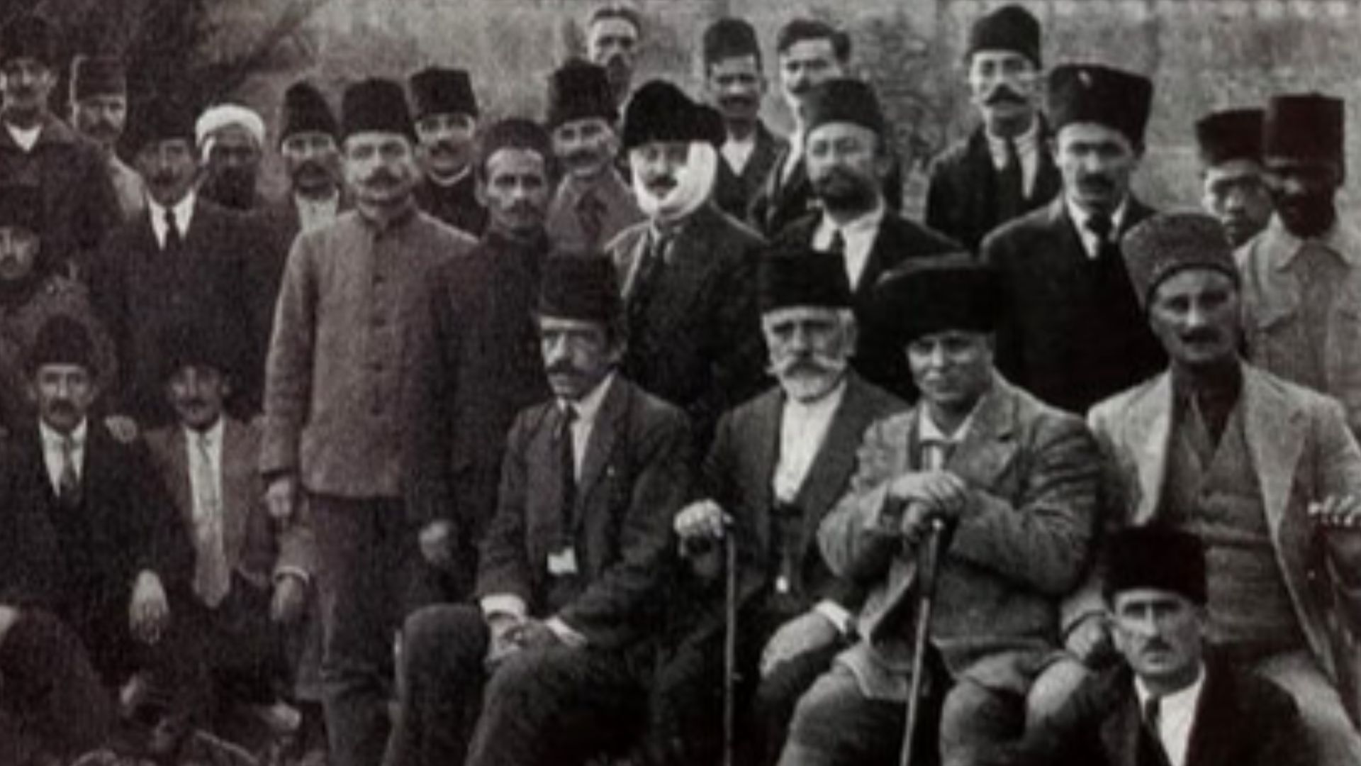 File:Turkish prisoners-of-war at the inauguration of the monument to Eshref Bey, Malta 1920.jpg