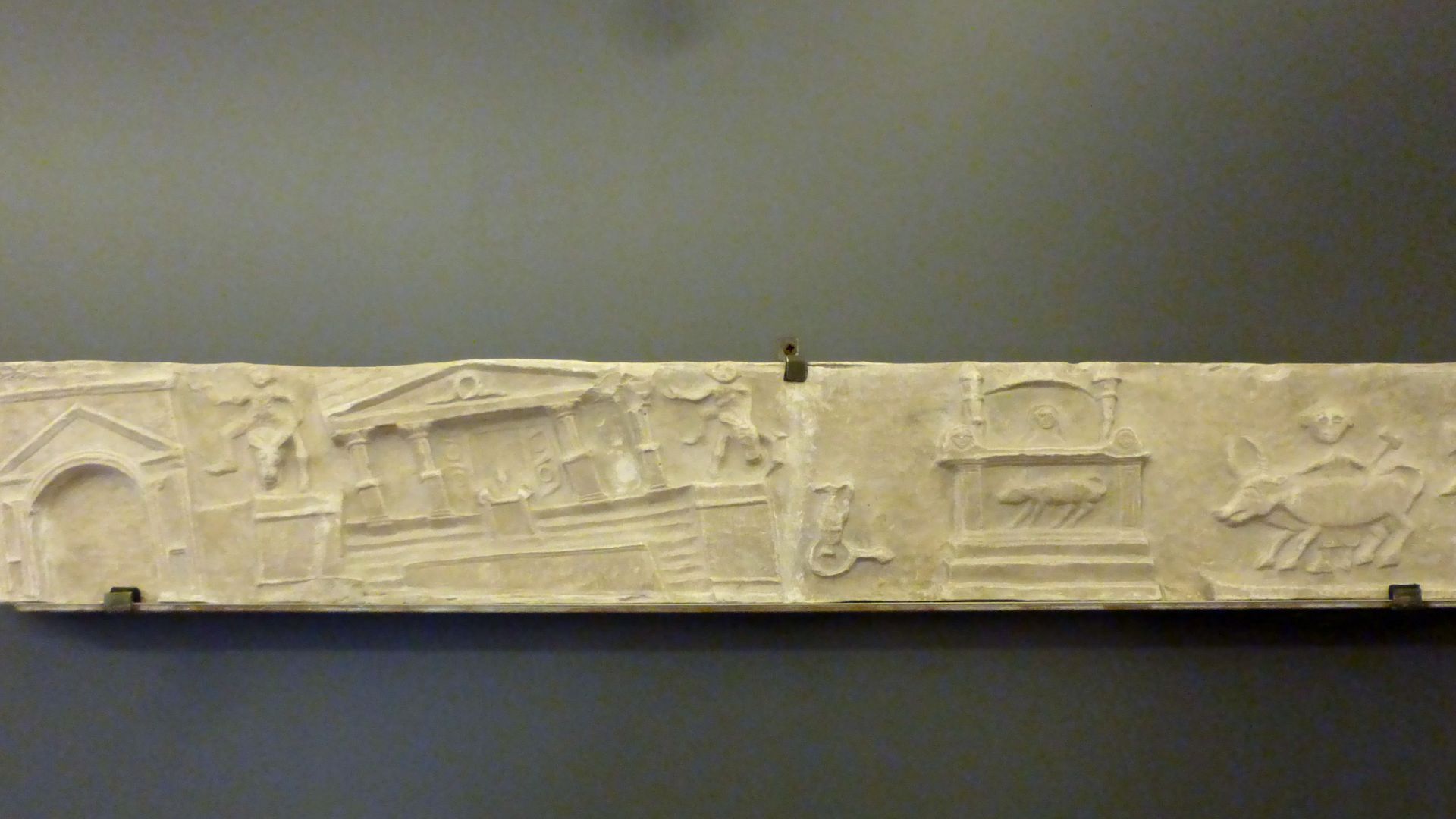 File:Pompei bassorilievo sul terremoto del 62 dC - Da Pompei P1100623.jpg