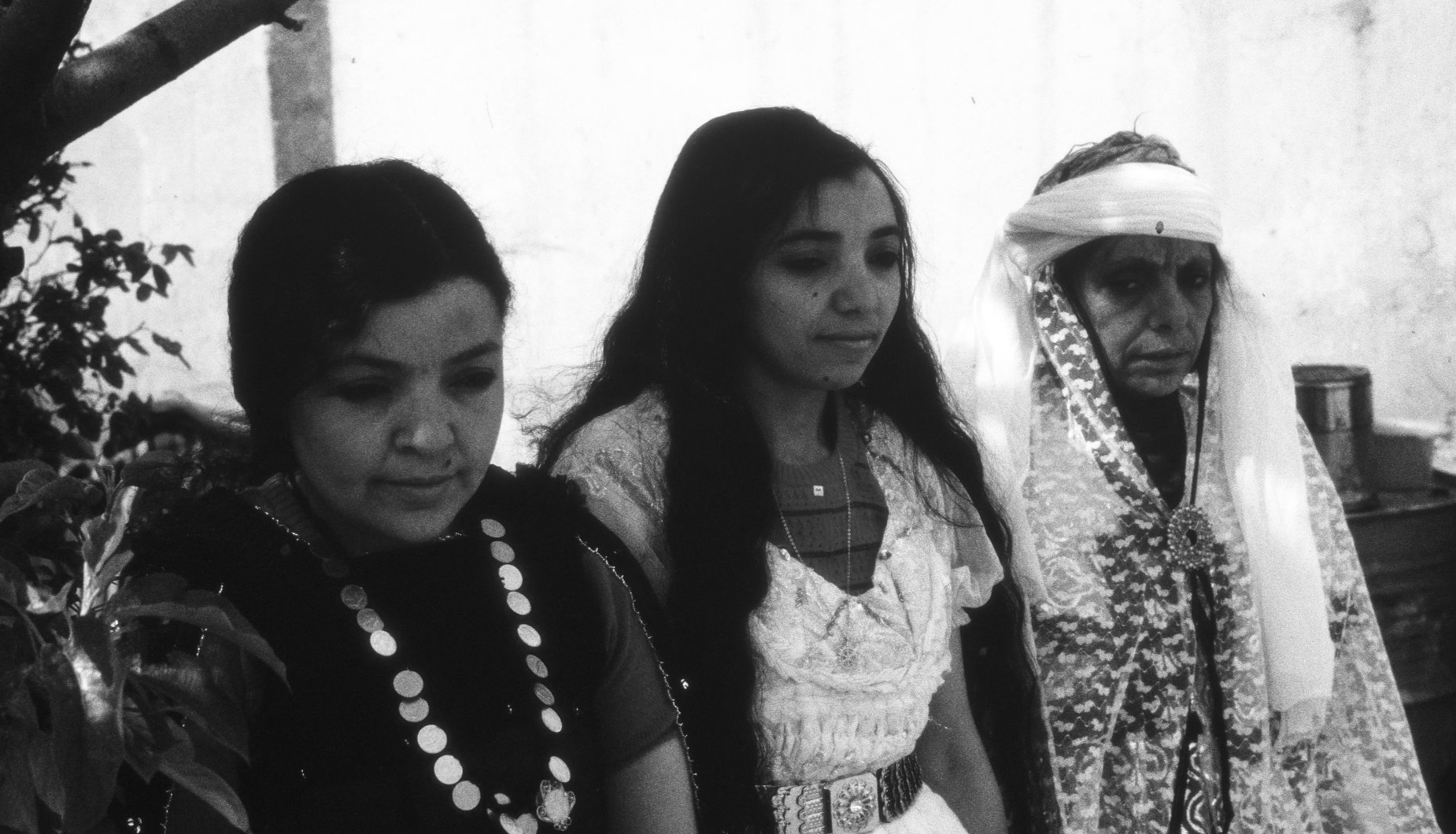 File:ASC Leiden - van Achterberg Collection - 13 - 65 - Trois femmes en tenue de fête - Djelfa, Algérie - Avril-mai 1981.jpg