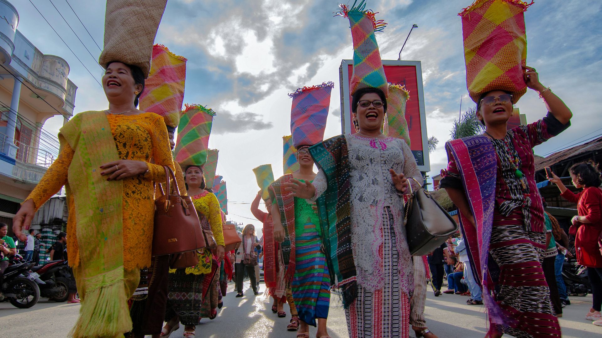 File:Menjunjung Beras.jpg