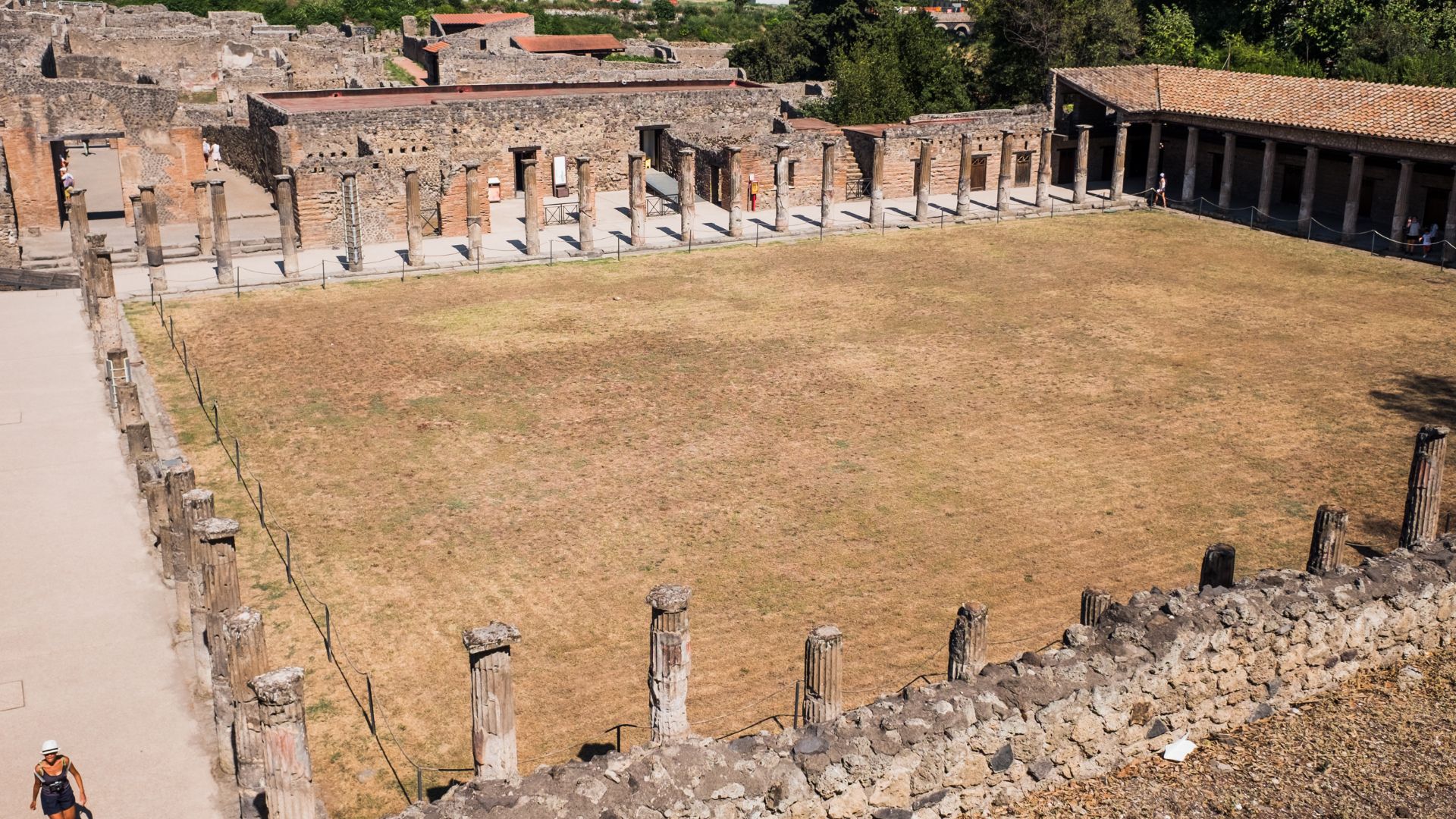 File:Pompei - Palestra Grande.jpeg