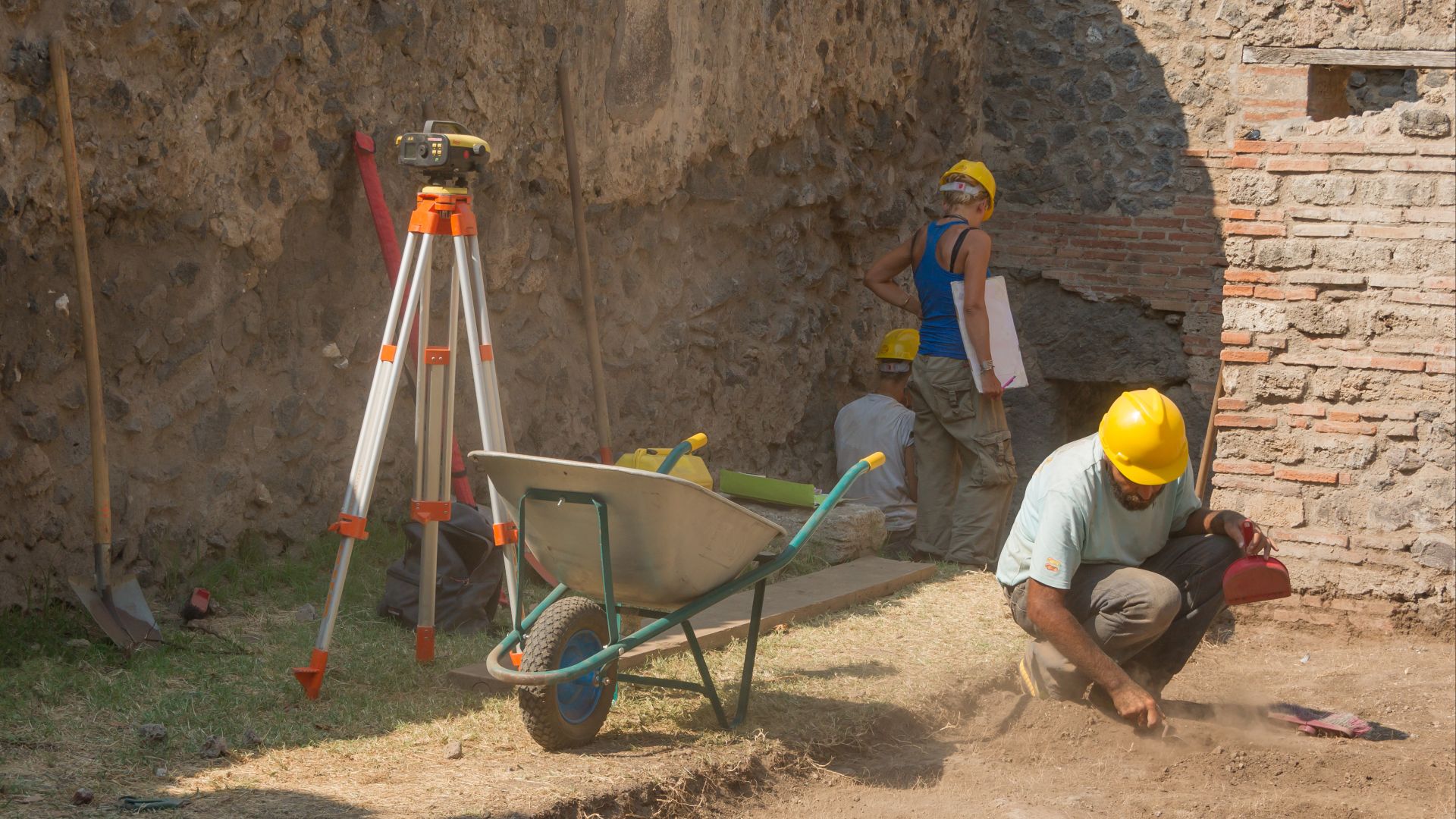 File:French archaeologists at work 2015 Pompeii.jpg