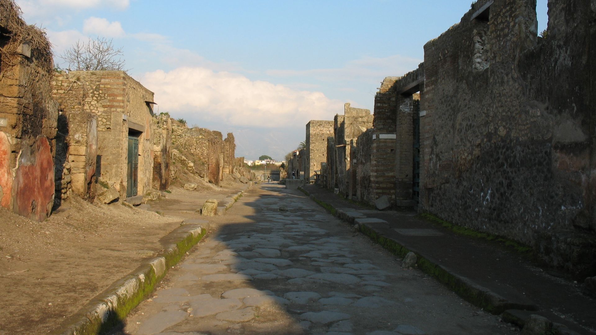 File:Pompeii - Via dell'Abbondanza.jpg