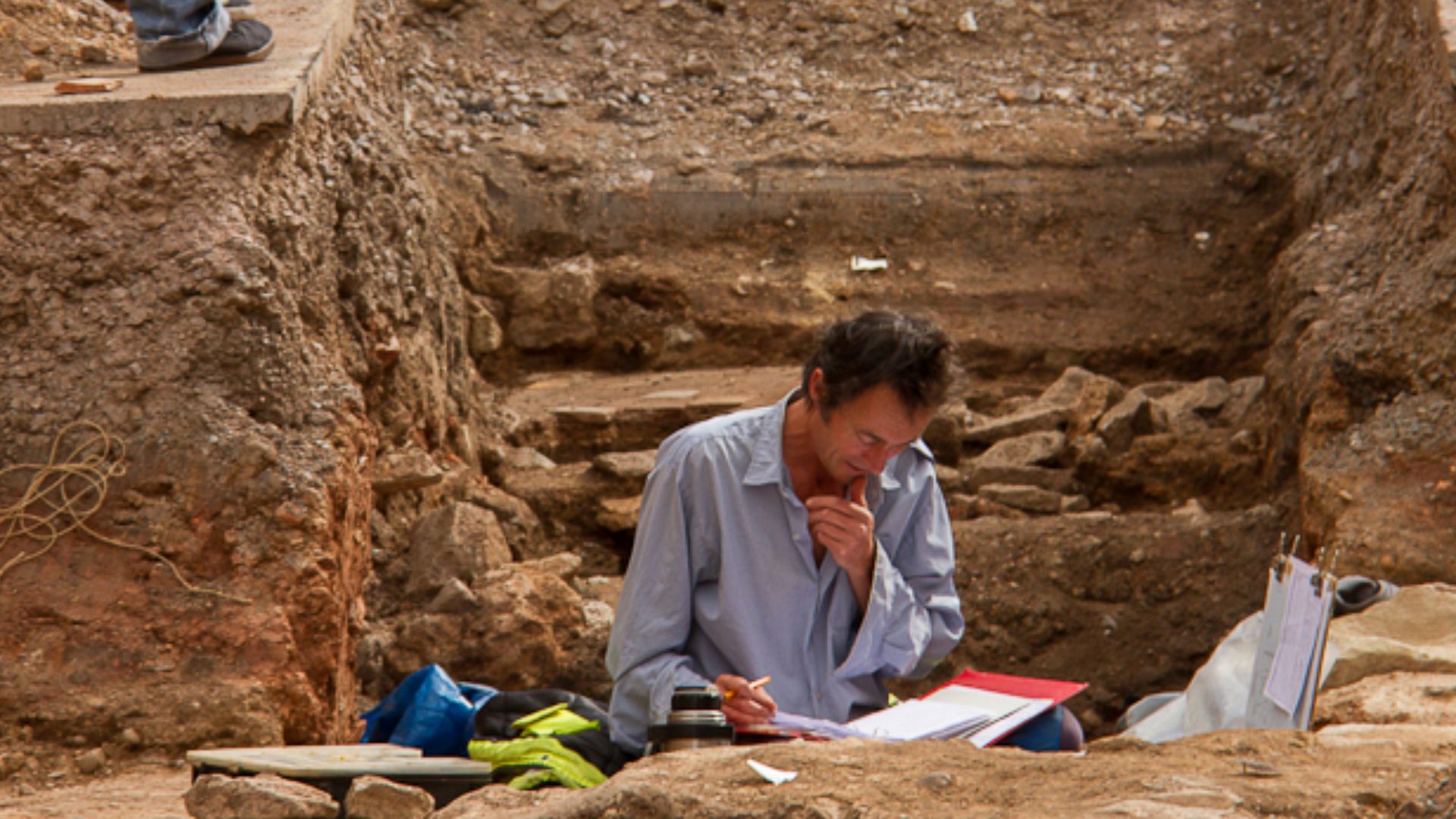 File:Archaeologist working in Trench.jpg