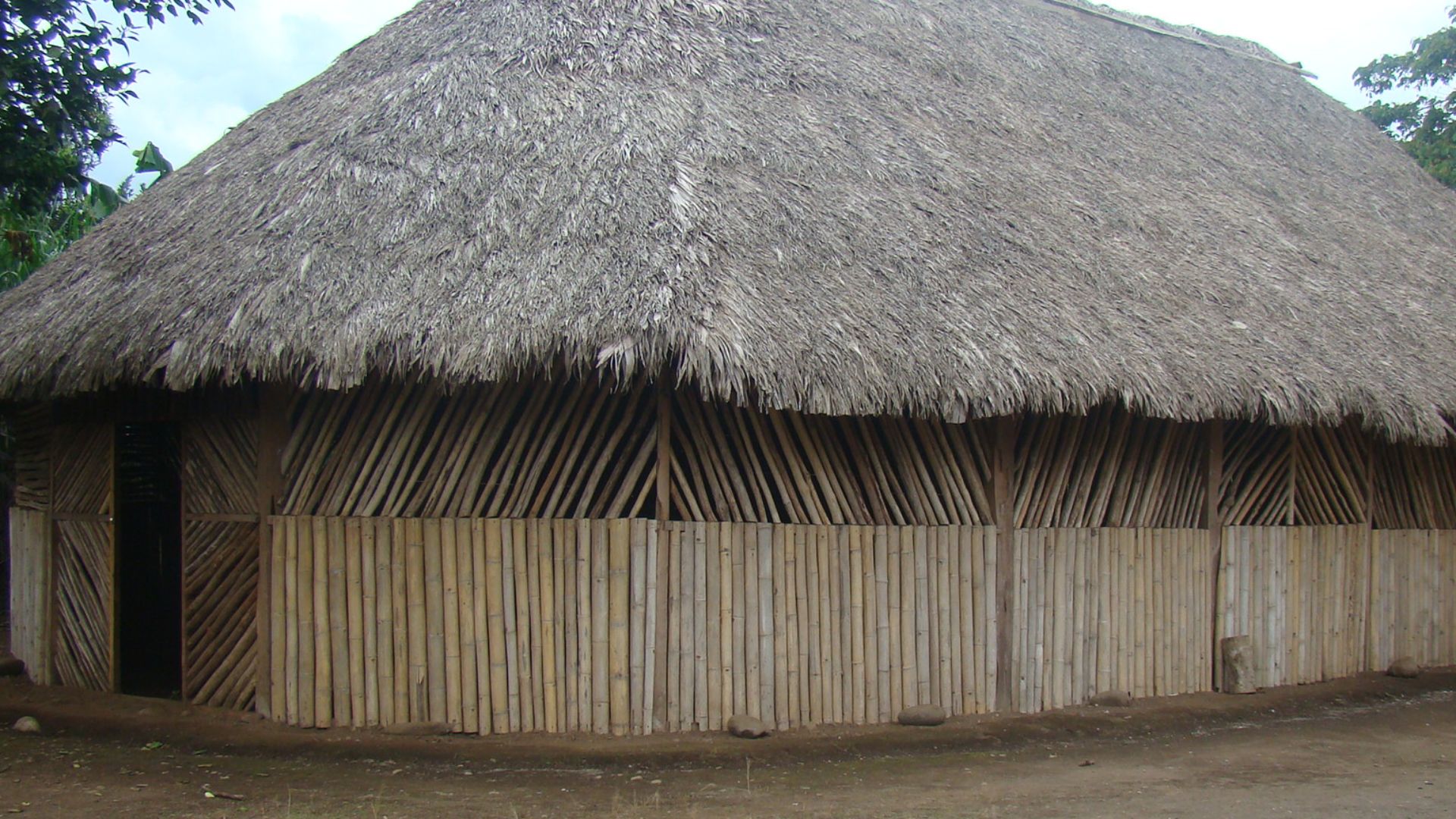 File:Casa Shuar, Logroño.JPG