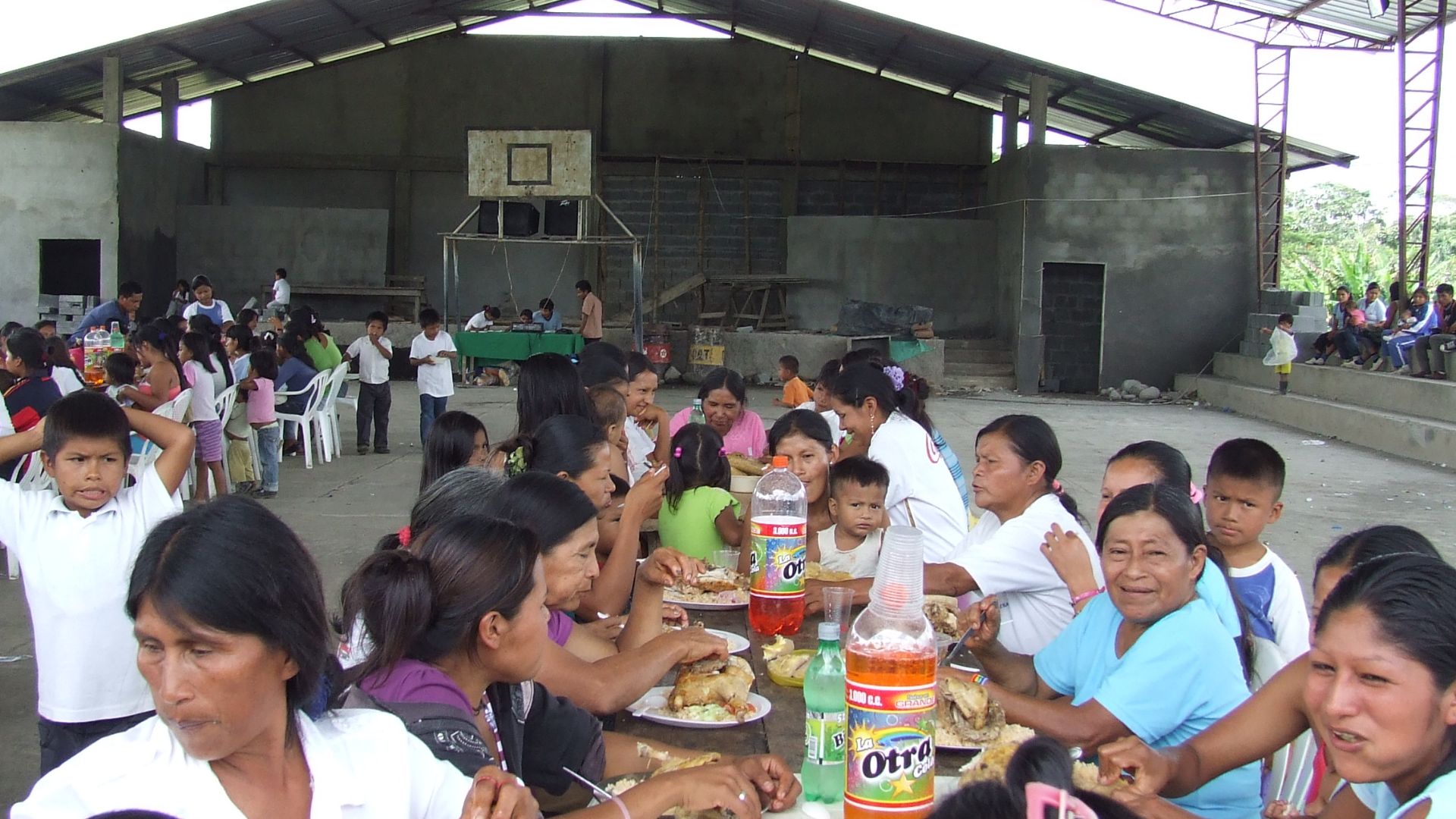 File:Shuar Gemeinschaft.JPG