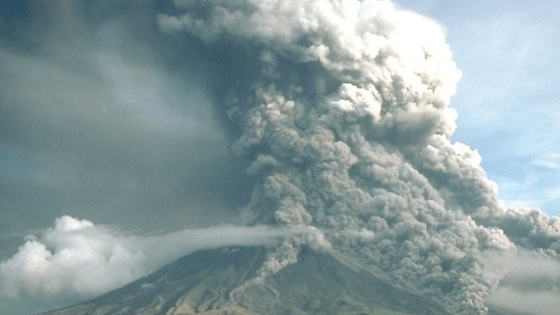 File:Pyroclastic flows at Mayon Volcano.jpg