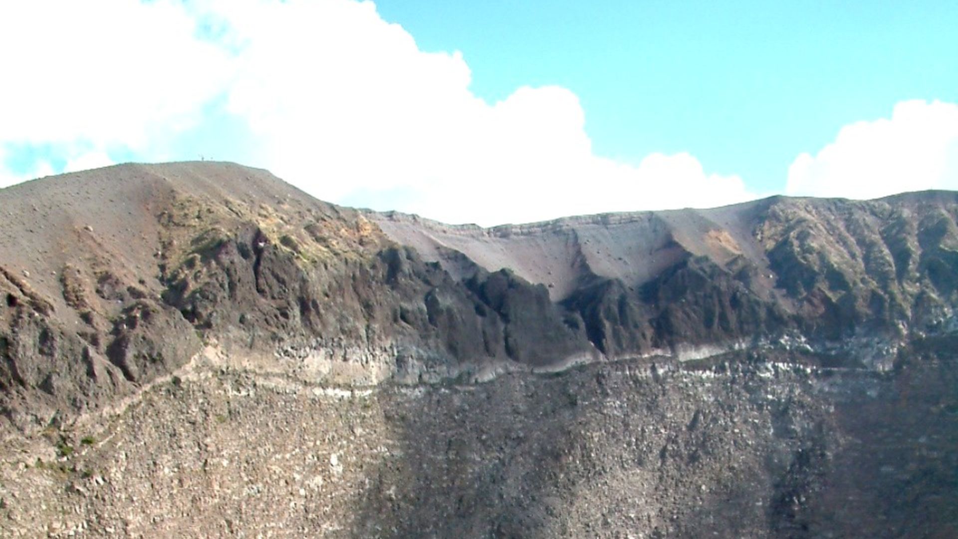 File:Wnętrze krateru Wezuwiusz.jpg