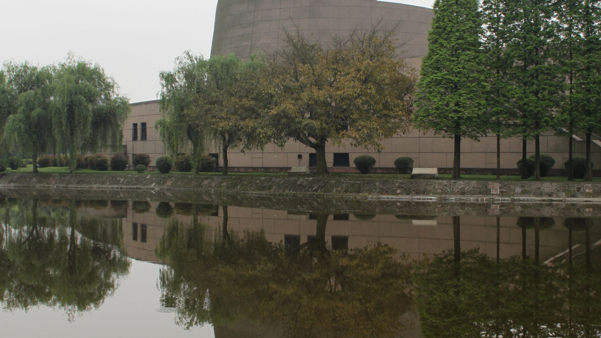 File:Gallery 2 & Lake, Sanxingdui Museum.jpg